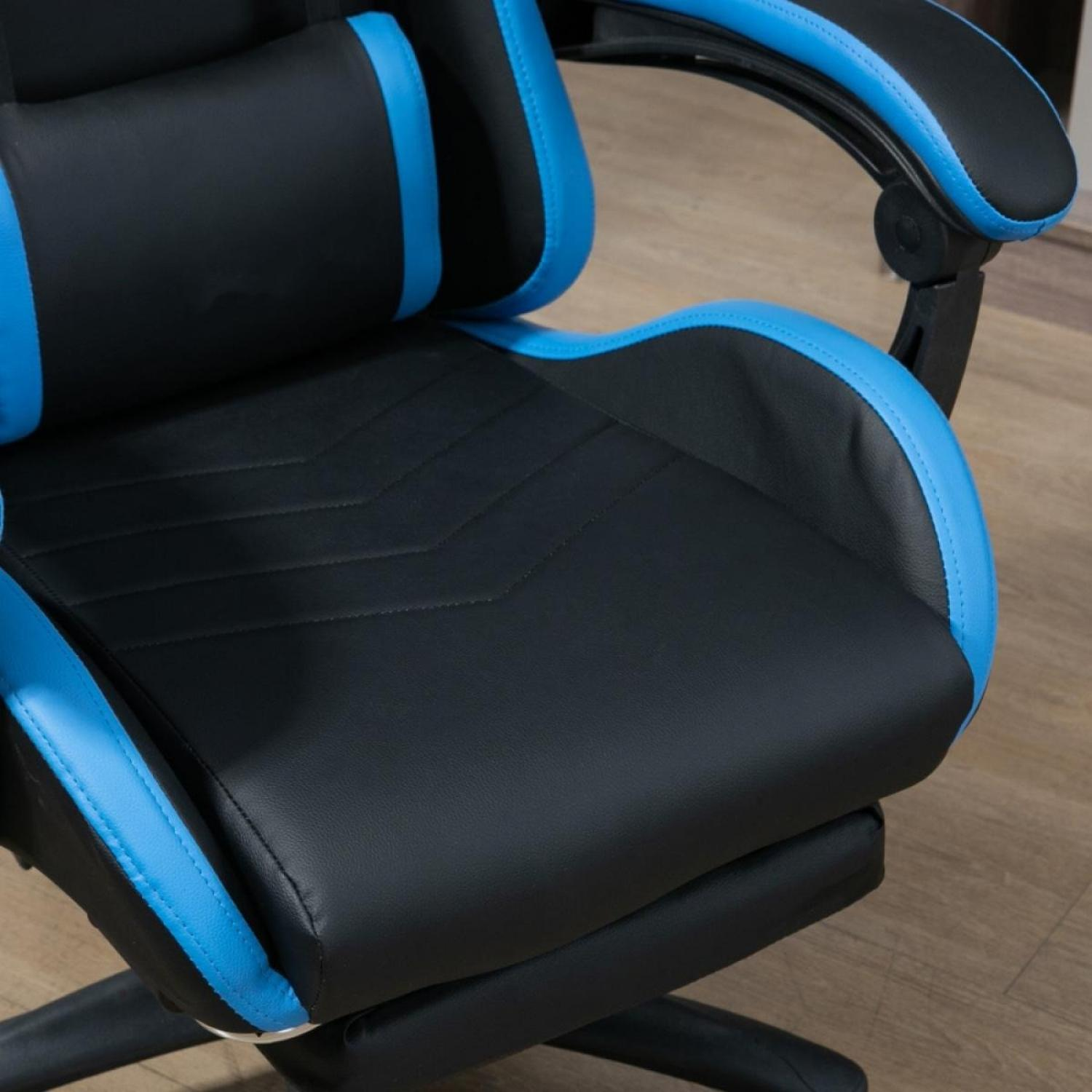 Schwarzer und blauer Gaming-Stuhl. Der Stuhl hat schwarzes Leder und blaue Akzente. Er steht auf einem Holzboden.