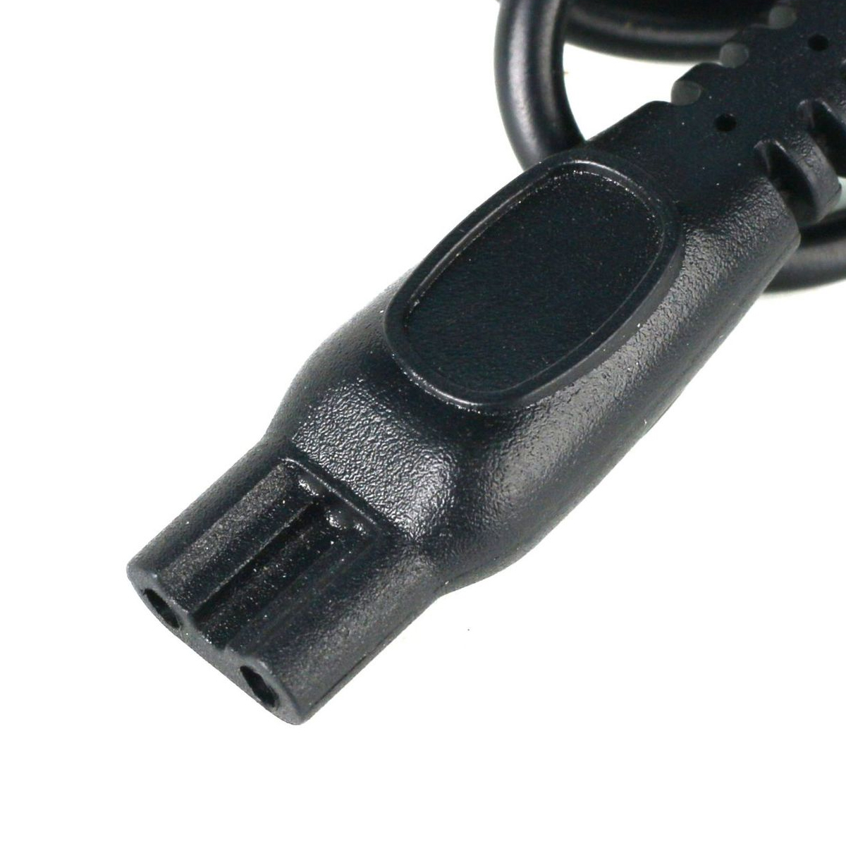 Ein schwarzer Stromkabelstecker mit zwei Stiften und einem abgerundeten Körper wird gezeigt. Der Hintergrund ist weiß.