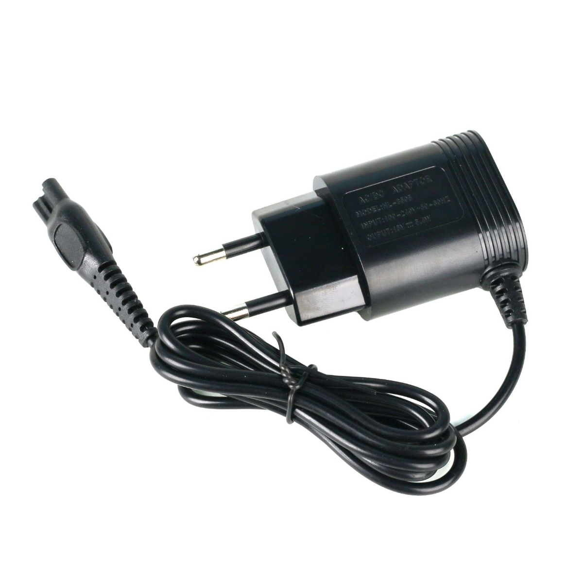 Ein schwarzes Netzteil mit einem zweipoligen Stecker, einem Kabel und einem rasiererartigen Anschluss vor weißem Hintergrund.