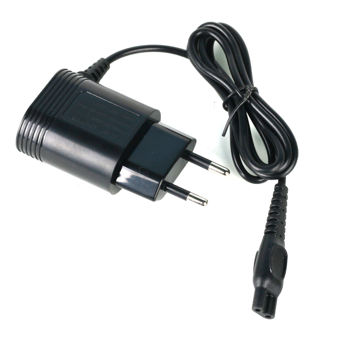 Schwarzer AC/DC-Adapter mit Stecker und schwarzem Kabel. Der Stecker hat zwei Metallstifte. Der Adapter liegt auf einer weißen Oberfläche.