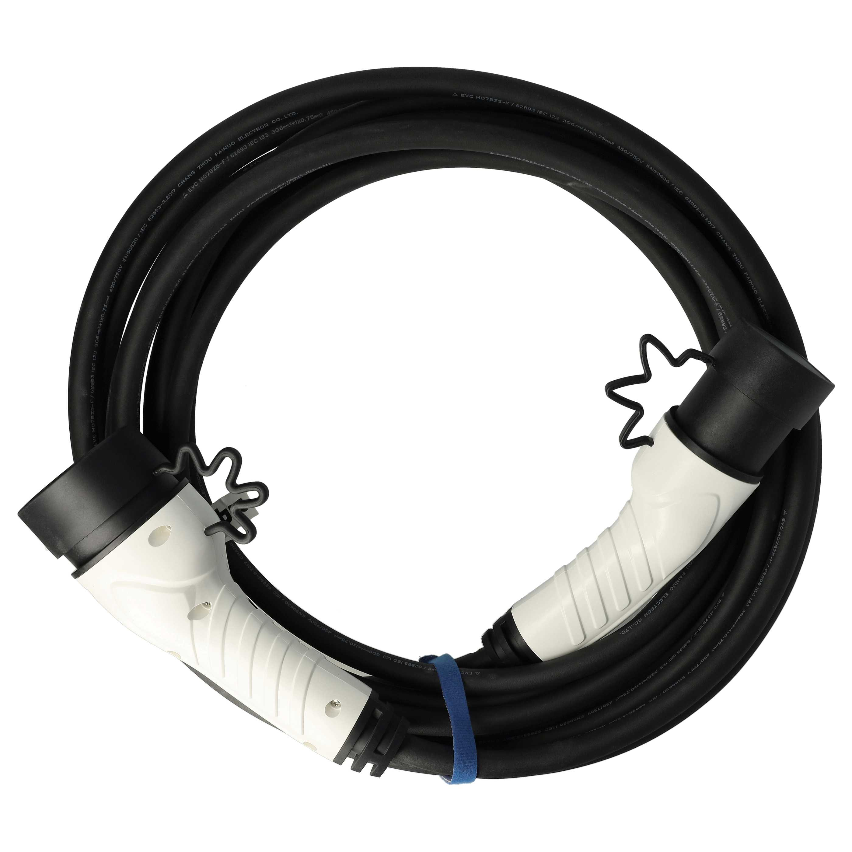 Ein schwarzes EV-Ladekabel mit weißen Steckern, aufgerollt, mit blauem Riemen gesichert, vor weißem Hintergrund.
