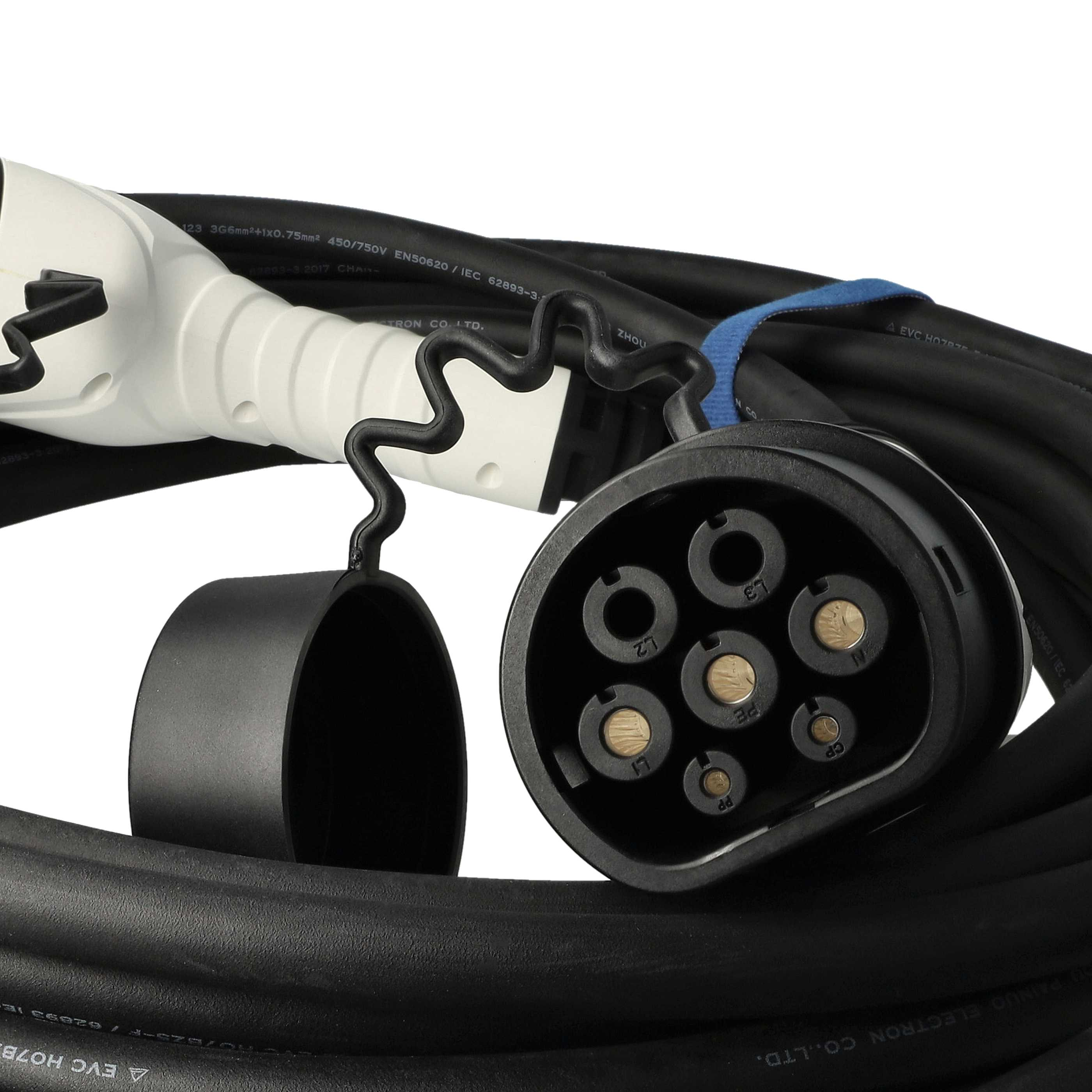 Ein Ladekabel für Elektrofahrzeuge mit schwarzem Stecker, weißem Stecker und schwarzem Kabel auf weißem Grund.