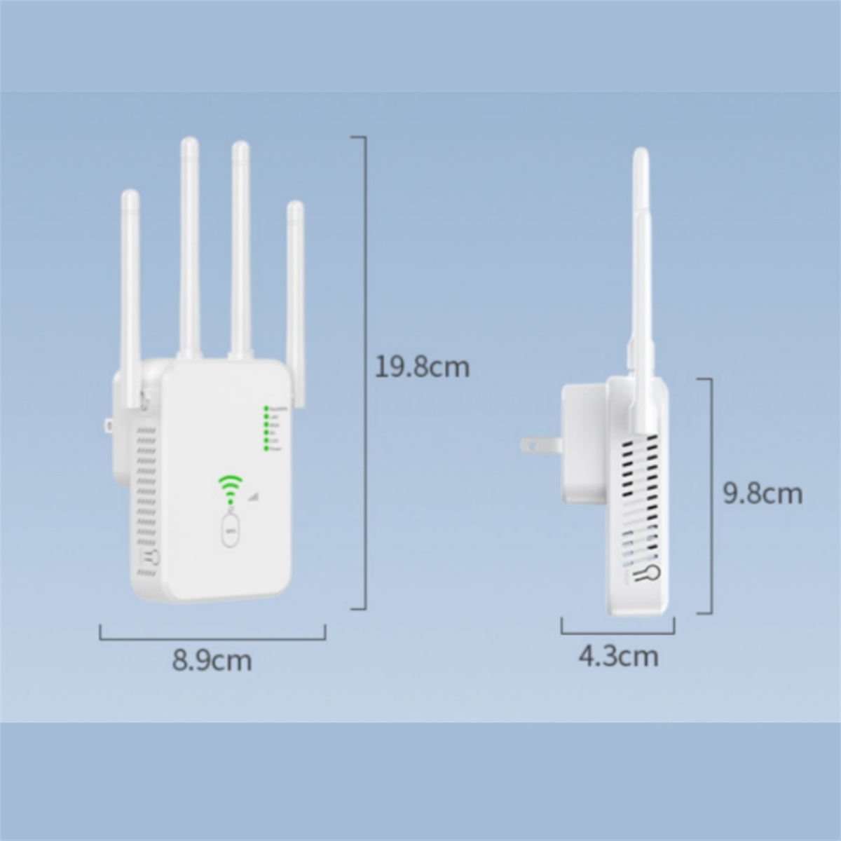 Weißer WLAN-Verstärker mit vier Antennen, Netzstecker und Maßangaben. Auf blauem Hintergrund. Zwei Ansichten sind gezeigt.