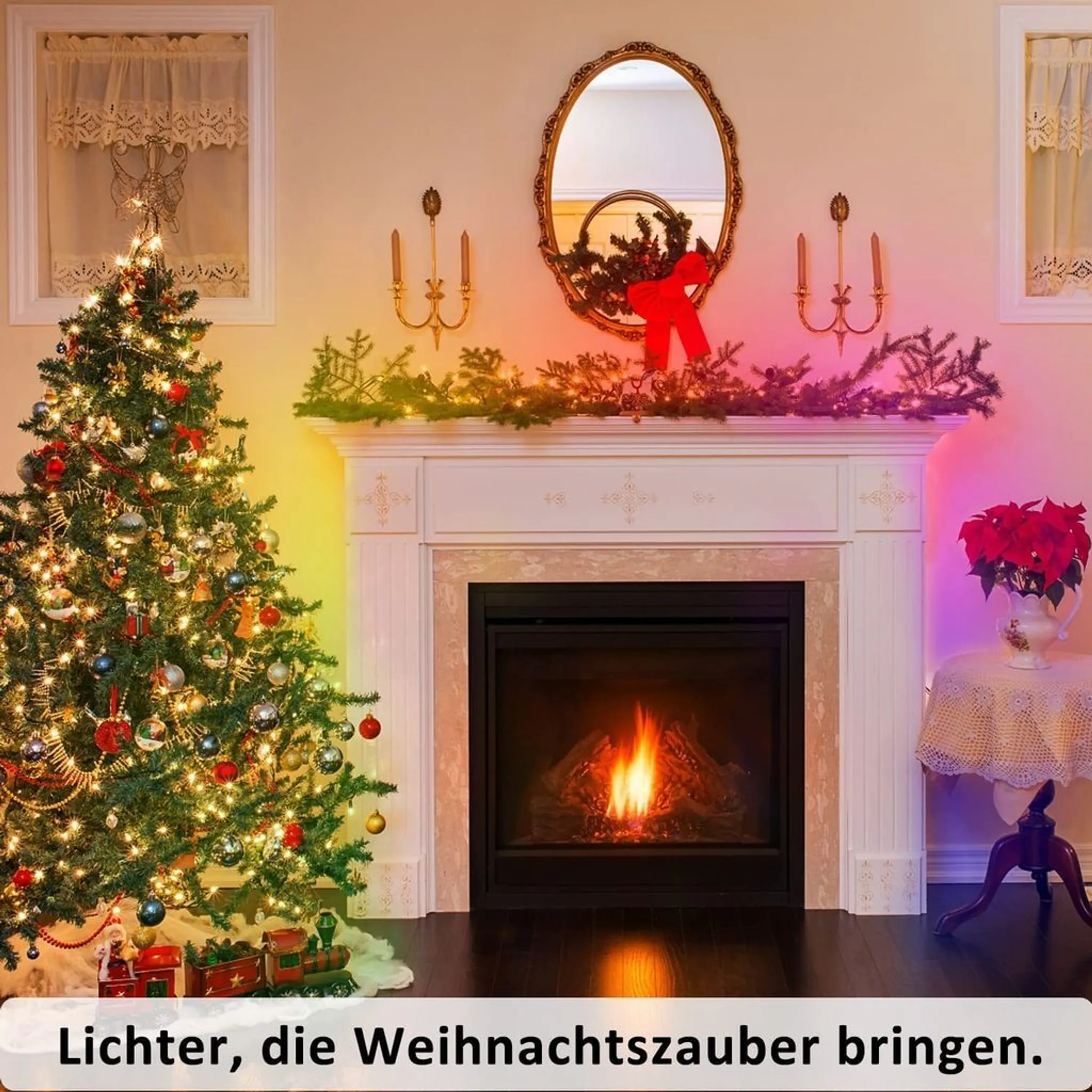 Ein geschmückter Weihnachtsbaum steht neben einem Kamin. Über dem Kamin befinden sich ein Spiegel und Kerzen. Eine Poinsettie steht auf einem Tisch.