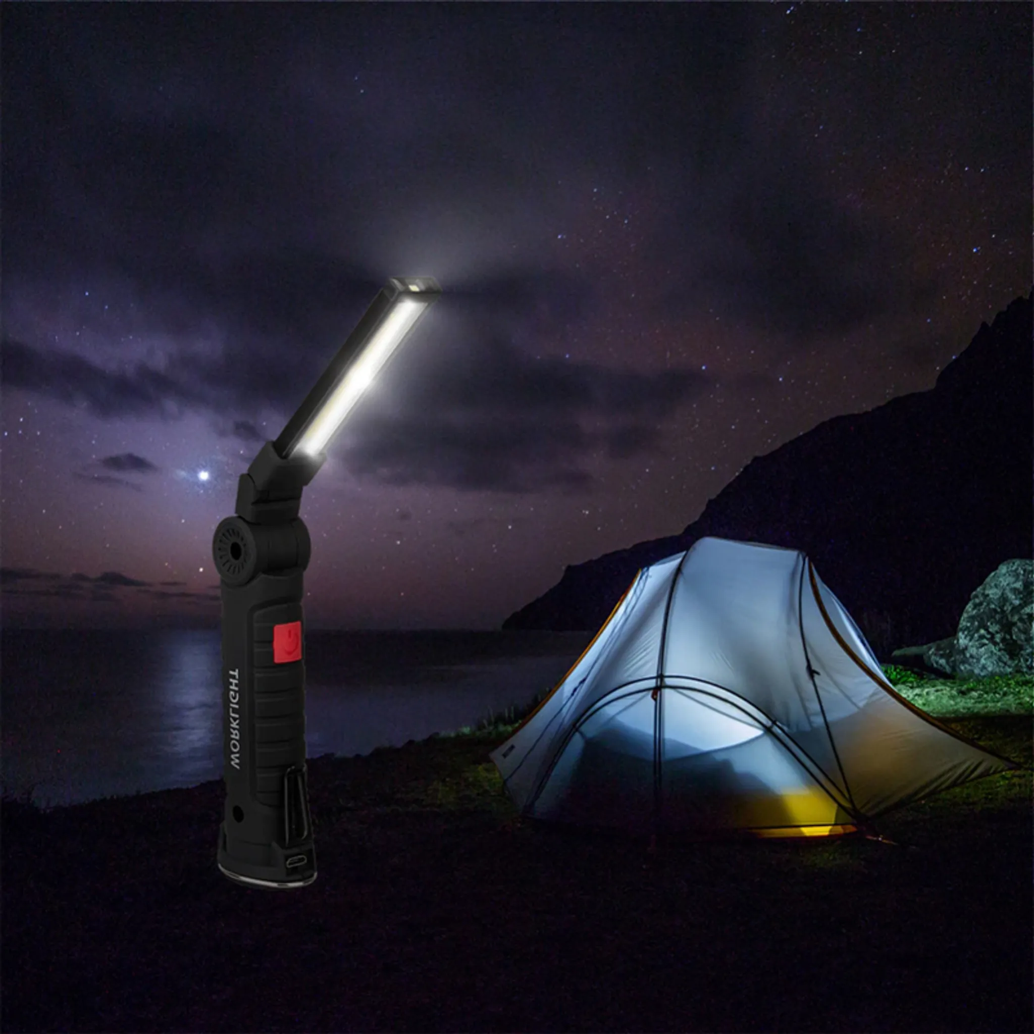 Eine helle Taschenlampe beleuchtet einen Campingplatz bei Nacht, ein Zelt im Hintergrund unter einem Sternenhimmel.