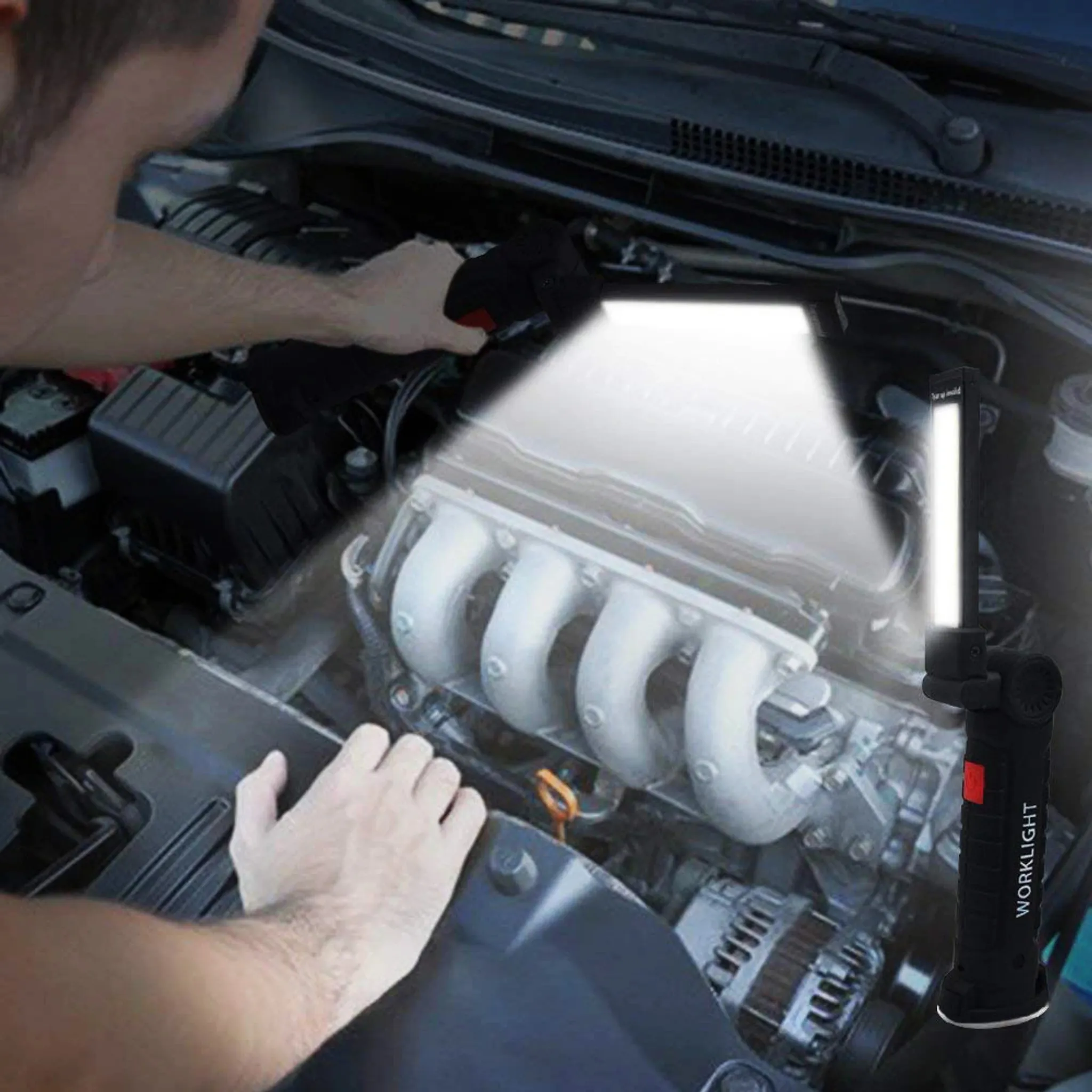 Person arbeitet an einem Automotor, beleuchtet von einer Arbeitsleuchte. Der Motor ist im Fokus mit dem Licht darauf.