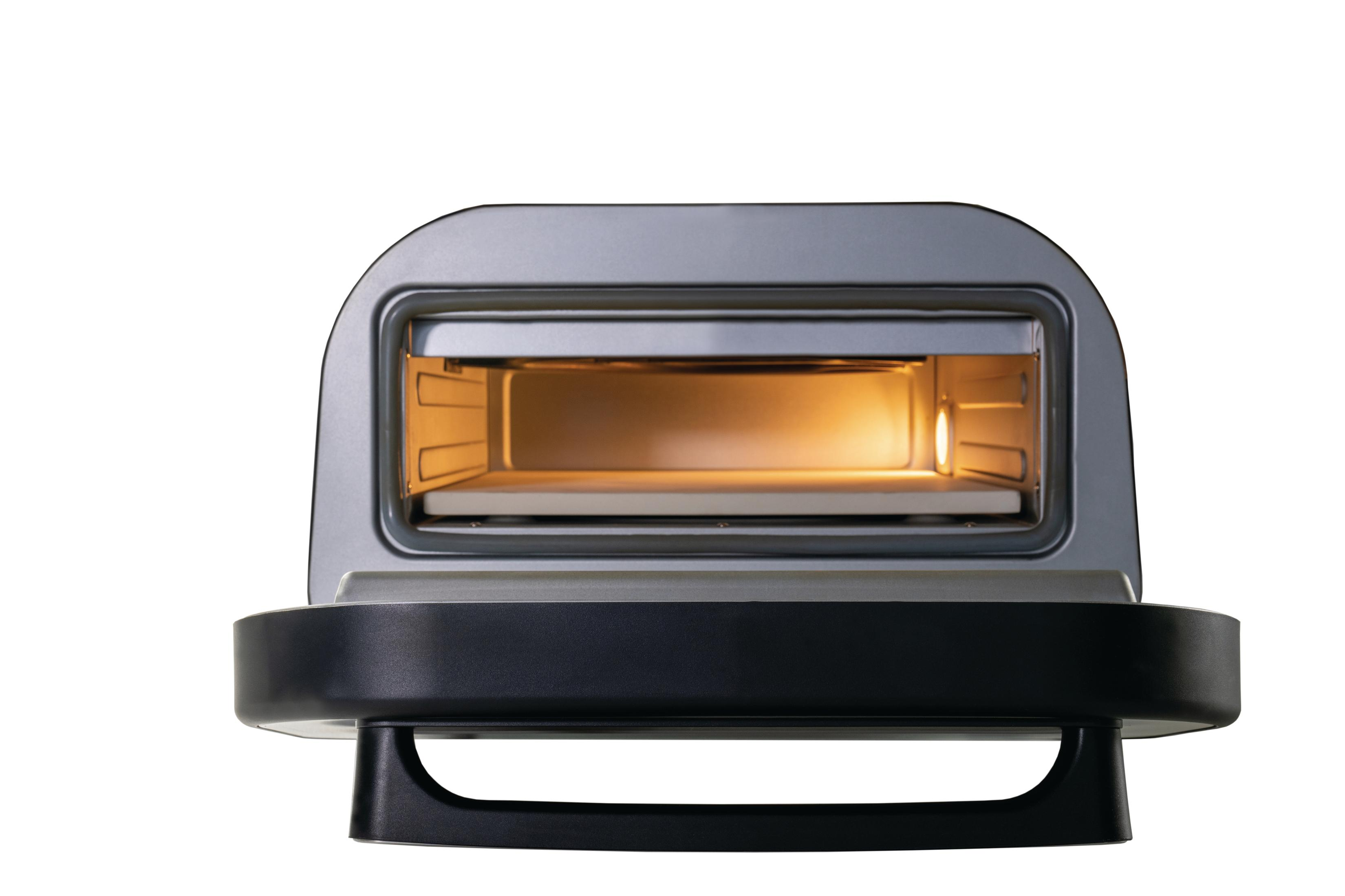 Un tostapane argento e nero su sfondo bianco, l'interno del forno è illuminato da una luce calda.