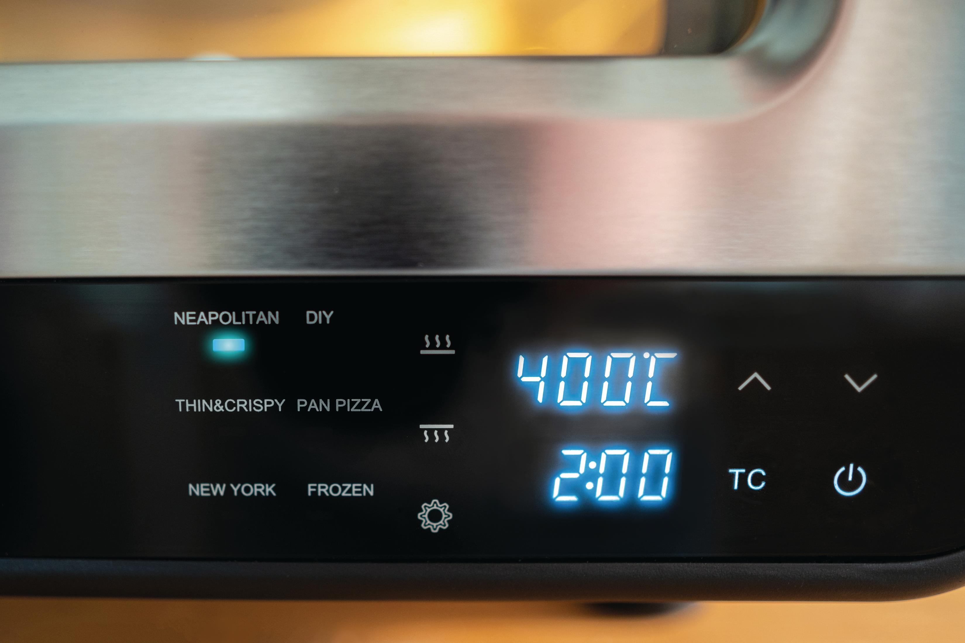Un display digitale mostra una temperatura di 400°C e un orario di 2:00. Sono visibili le opzioni per i tipi di pizza.