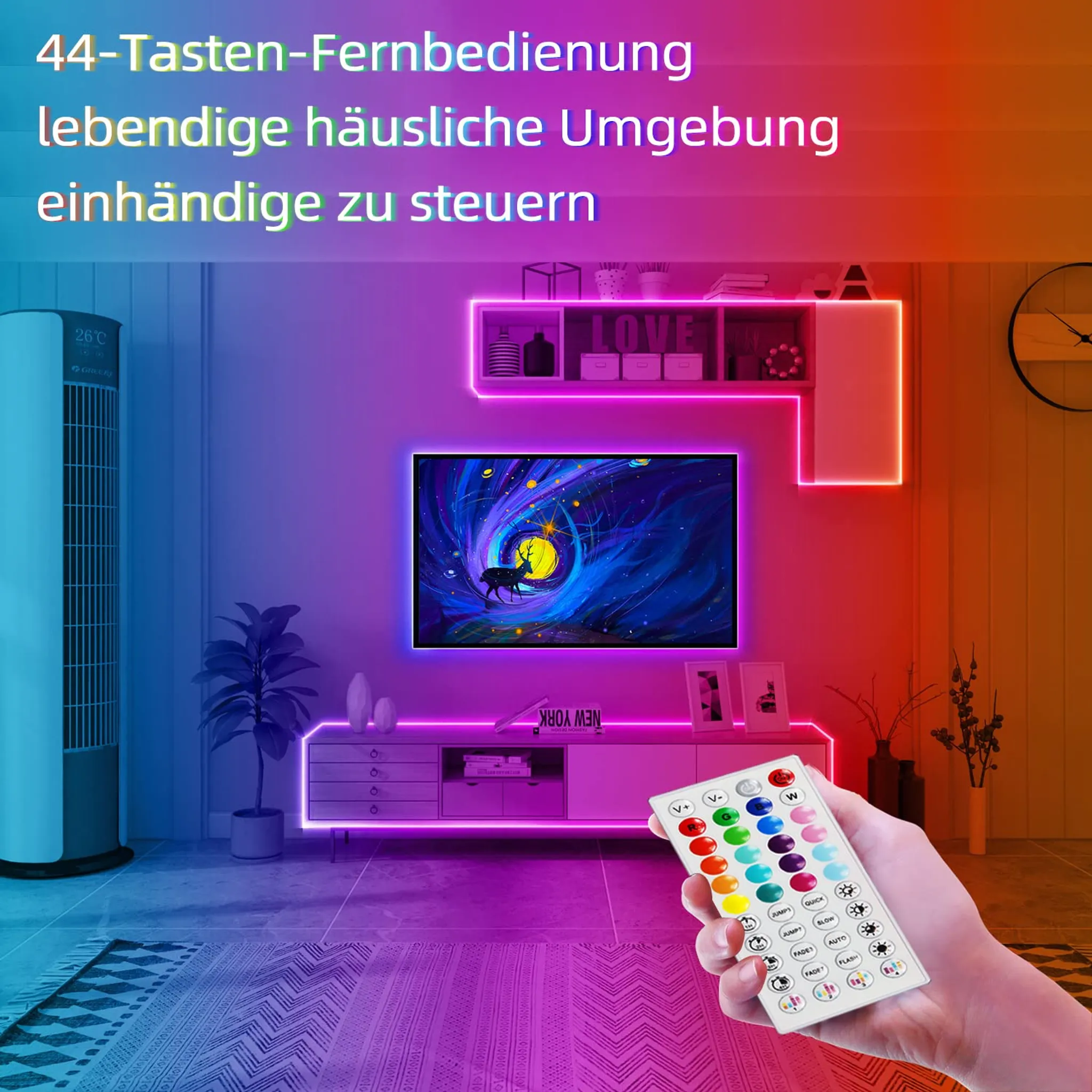 Eine Person hält eine Fernbedienung in einem Raum mit bunten LED-Leuchten. Ein Fernseher zeigt einen Hirsch am Sternenhimmel.