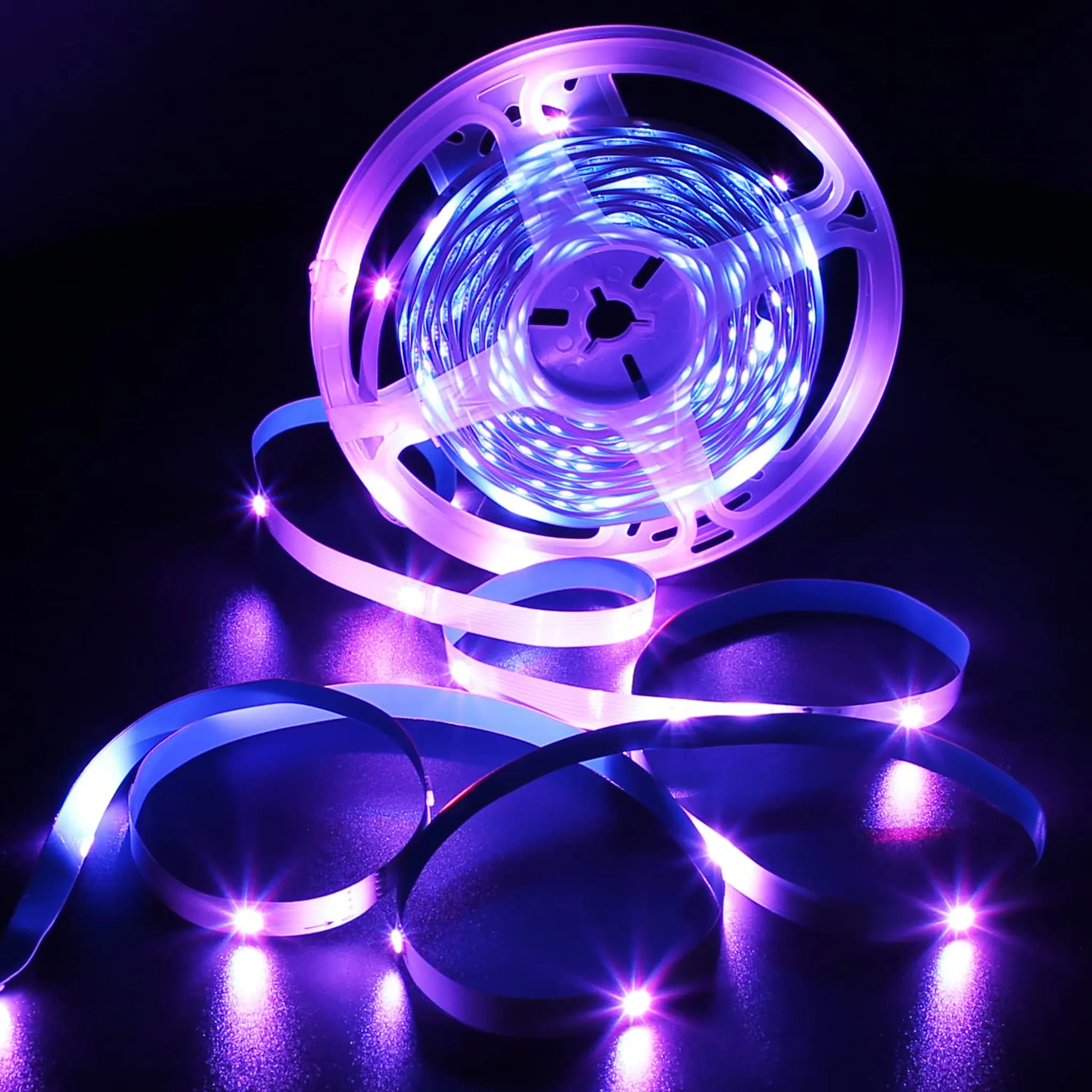 Eine Rolle LED-Streifen mit violettem Leuchten. Der Streifen ist abgerollt, einige Teile sind beleuchtet.