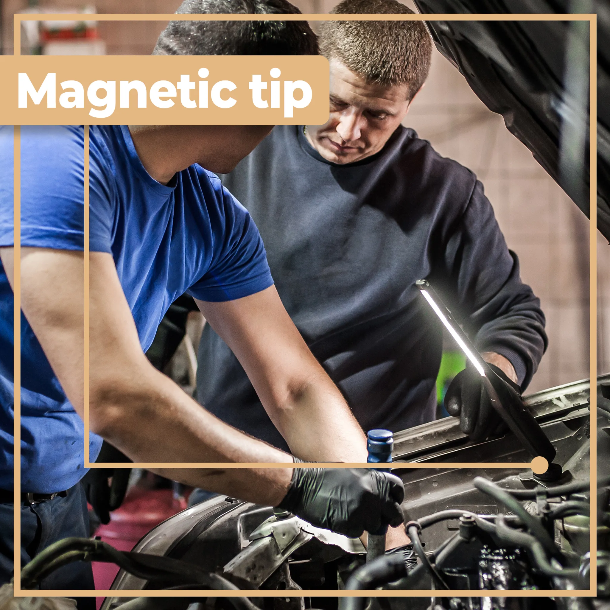 Zwei Mechaniker arbeiten an einem Automotor. Einer hält eine beleuchtete magnetische Inspektionslampe. Der Motorraum ist offen.