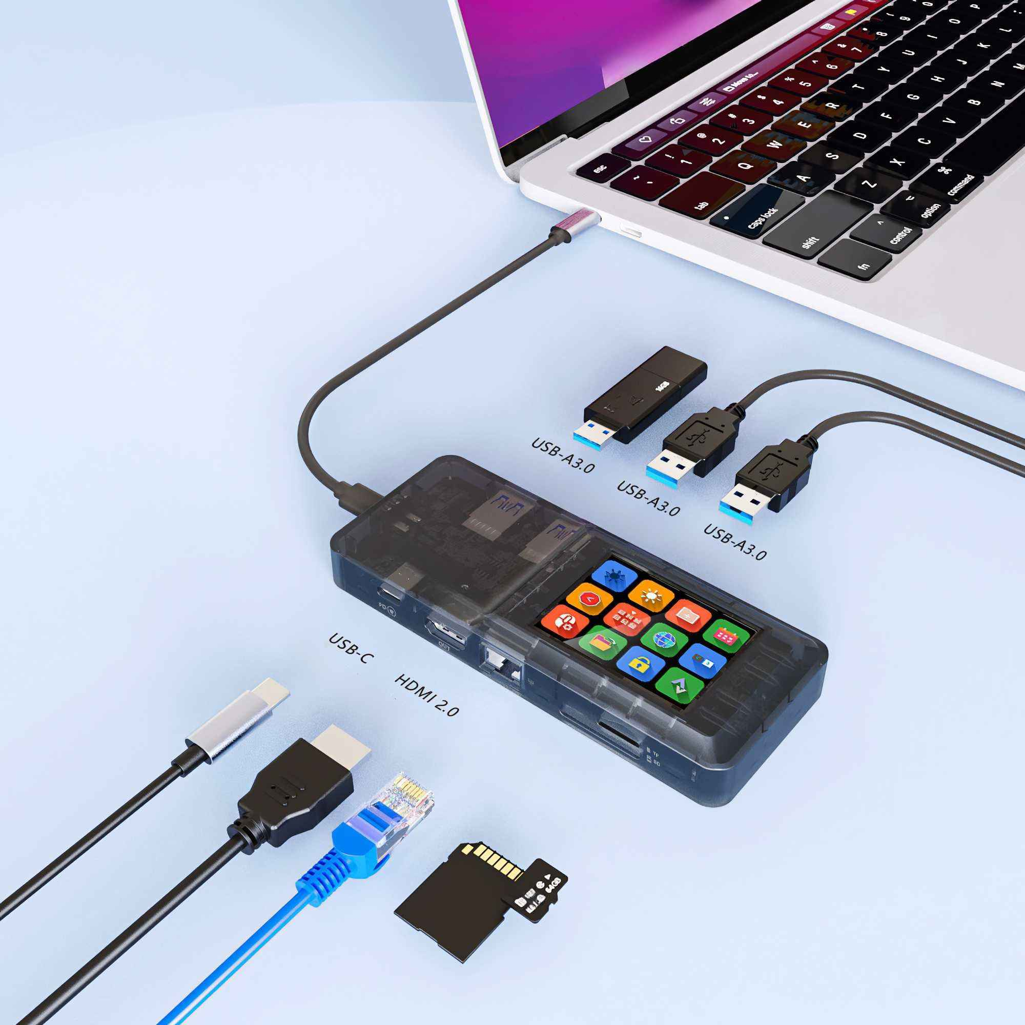 Ein Laptop ist mit einem Hub verbunden, der USB-A- und USB-C-Anschlüsse, HDMI- und Ethernet-Kabel sowie eine SD-Karte hat.