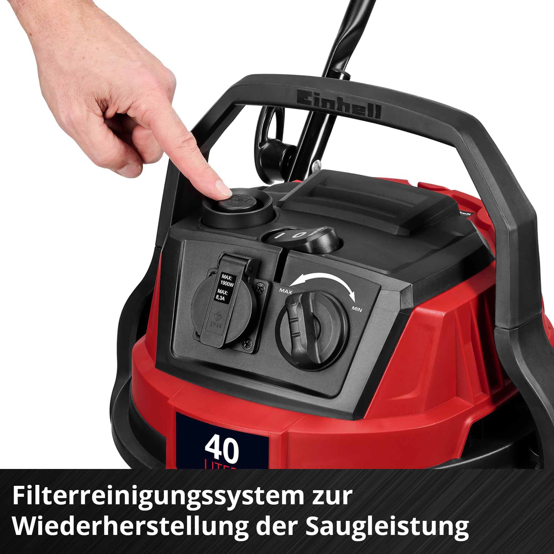 Eine Hand drückt einen Knopf auf einem rot-schwarzen Staubsauger. Zu den Merkmalen gehören eine Steckdose und ein Drehregler.