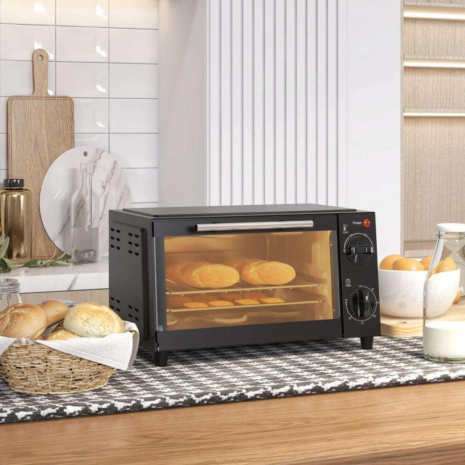 Ein schwarzer Toaster backt Brot. Ein Brotkorb steht im Vordergrund. Küchenumgebung mit Schneidebrettern und einem Milchglas.