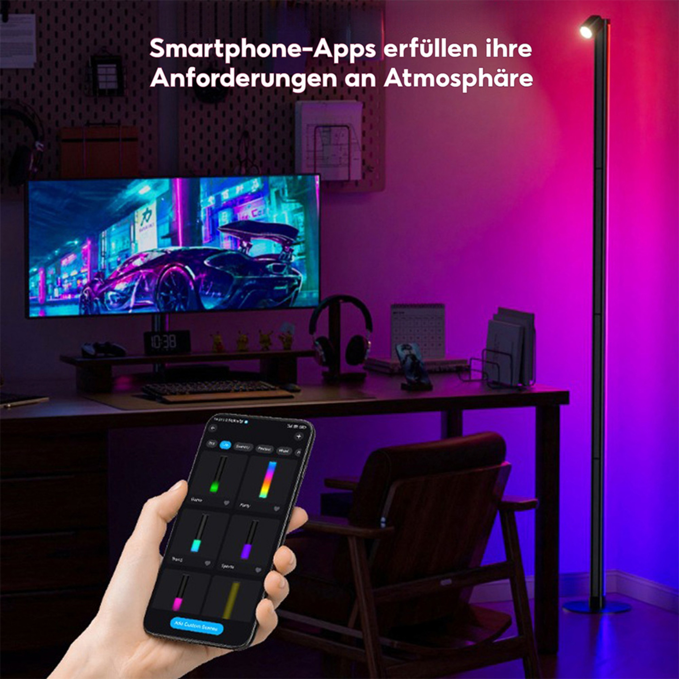 Eine Hand hält ein Telefon, das Lichter steuert. Im Hintergrund ein Schreibtisch mit Computer. Rechts eine hohe Lampe.