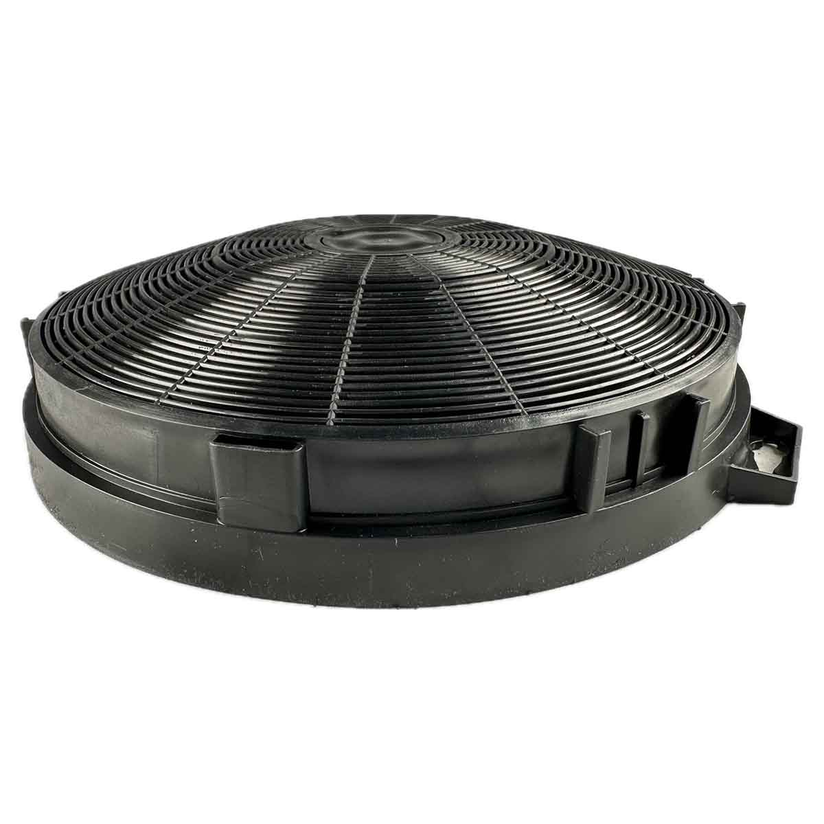 Ein schwarzer, kreisförmiger Dunstabzugsfilter. Er hat eine gerasterte Oberseite und einen soliden, gebogenen Boden. Der Filter ist vor weißem Hintergrund platziert.