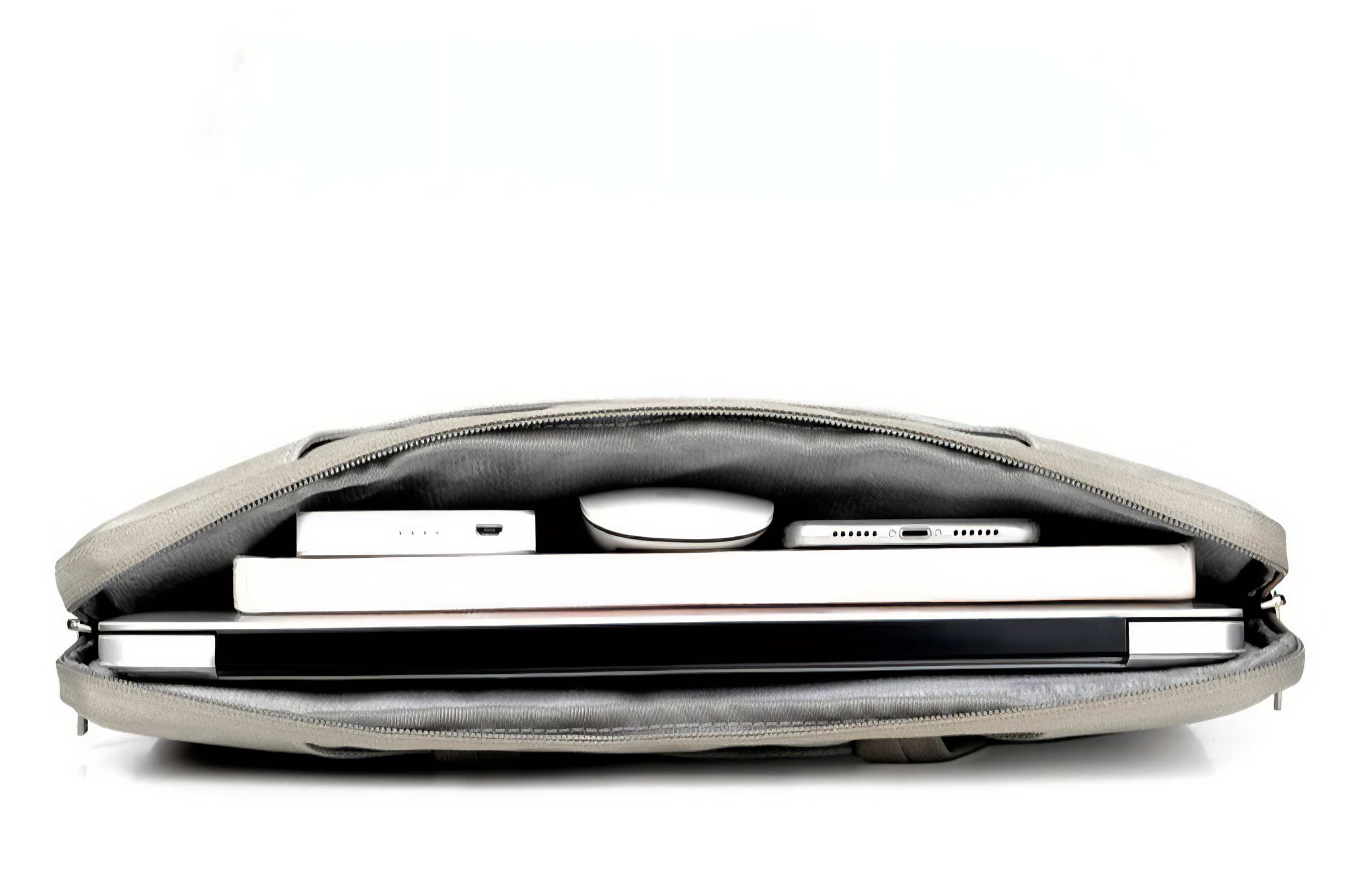 Eine graue Laptoptasche ist geöffnet und zeigt einen Laptop, ein Ladegerät, eine Maus und ein Smartphone. Alle Artikel sind weiß.