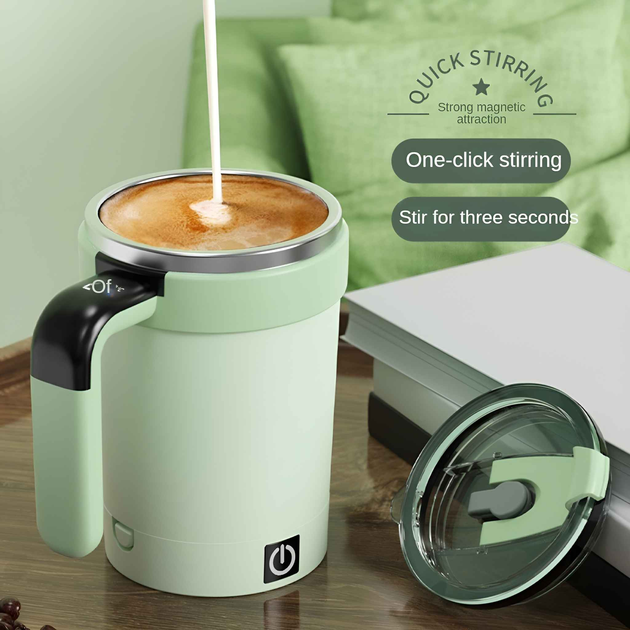 Ein mintgrüner Kaffeezubereiter, in den Milch gegossen wird. Im Hintergrund ein Deckel und ein Buch. Text sagt 'Quick Stirring'.