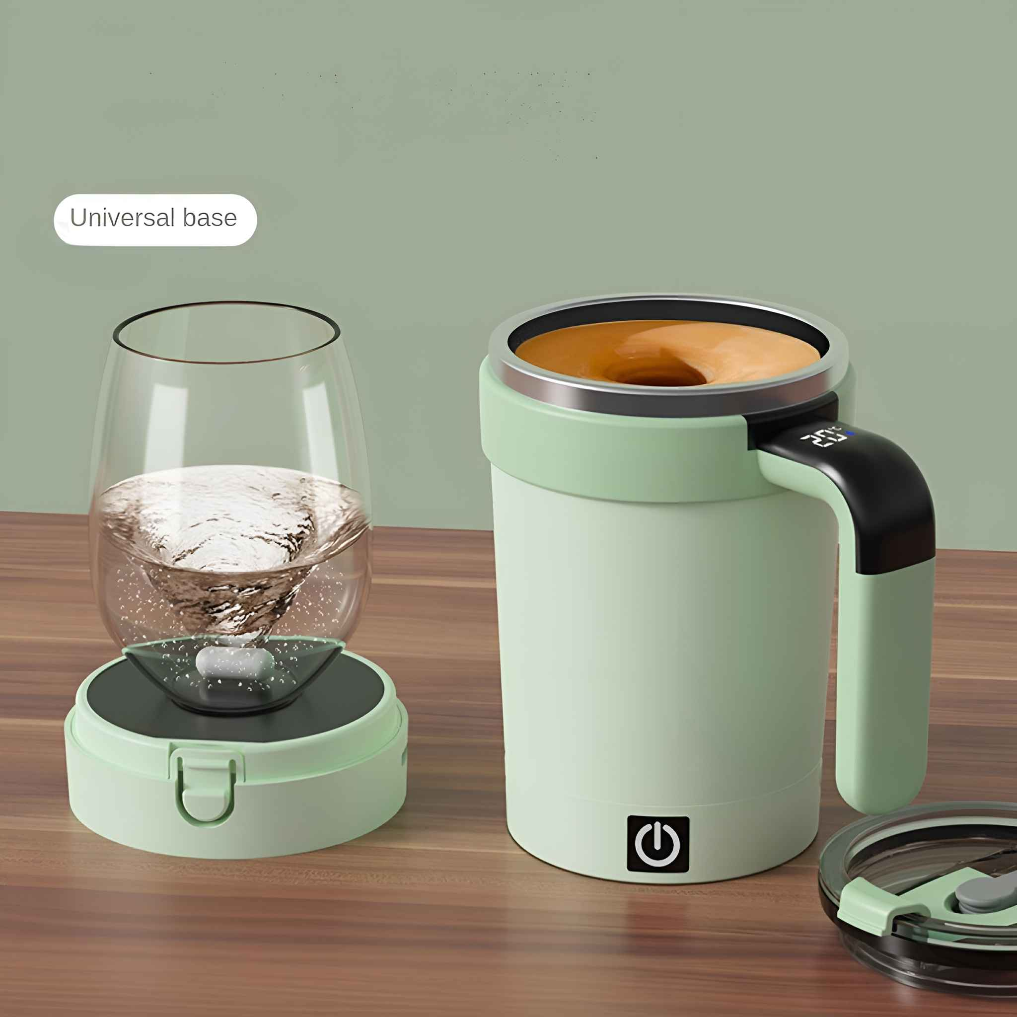 Ein grüner elektrischer Becher, ein Glas mit Wasser und ein Sockel. Der Becher hat einen Griff mit Digitalanzeige. Der Hintergrund ist grün.