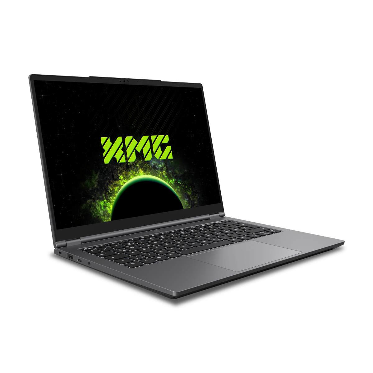 Ein Laptop mit schwarzem Bildschirm, der ein grünes Logo und einen Weltraum-Hintergrund zeigt. Der Laptop ist geöffnet und liegt auf schwarzem Grund.