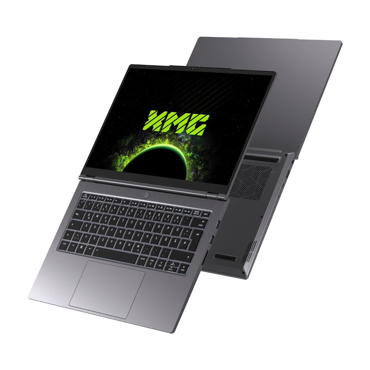 Ein grauer Laptop ist geöffnet und zeigt einen grün-schwarzen Bildschirm mit dem Wort XMG. Die Tastatur ist sichtbar, und der Hintergrund ist schwarz.