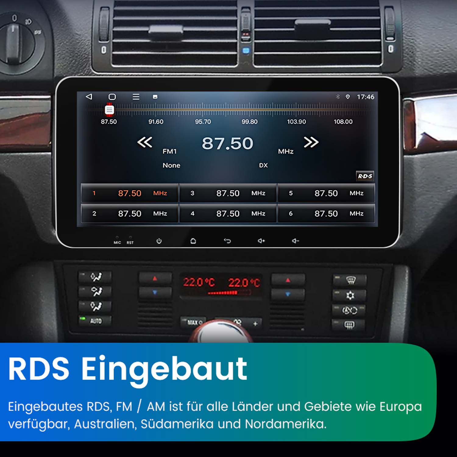Armaturenbrett des Autos mit digitaler Anzeige, die Radiofrequenz, Temperatur und Steuertasten anzeigt.