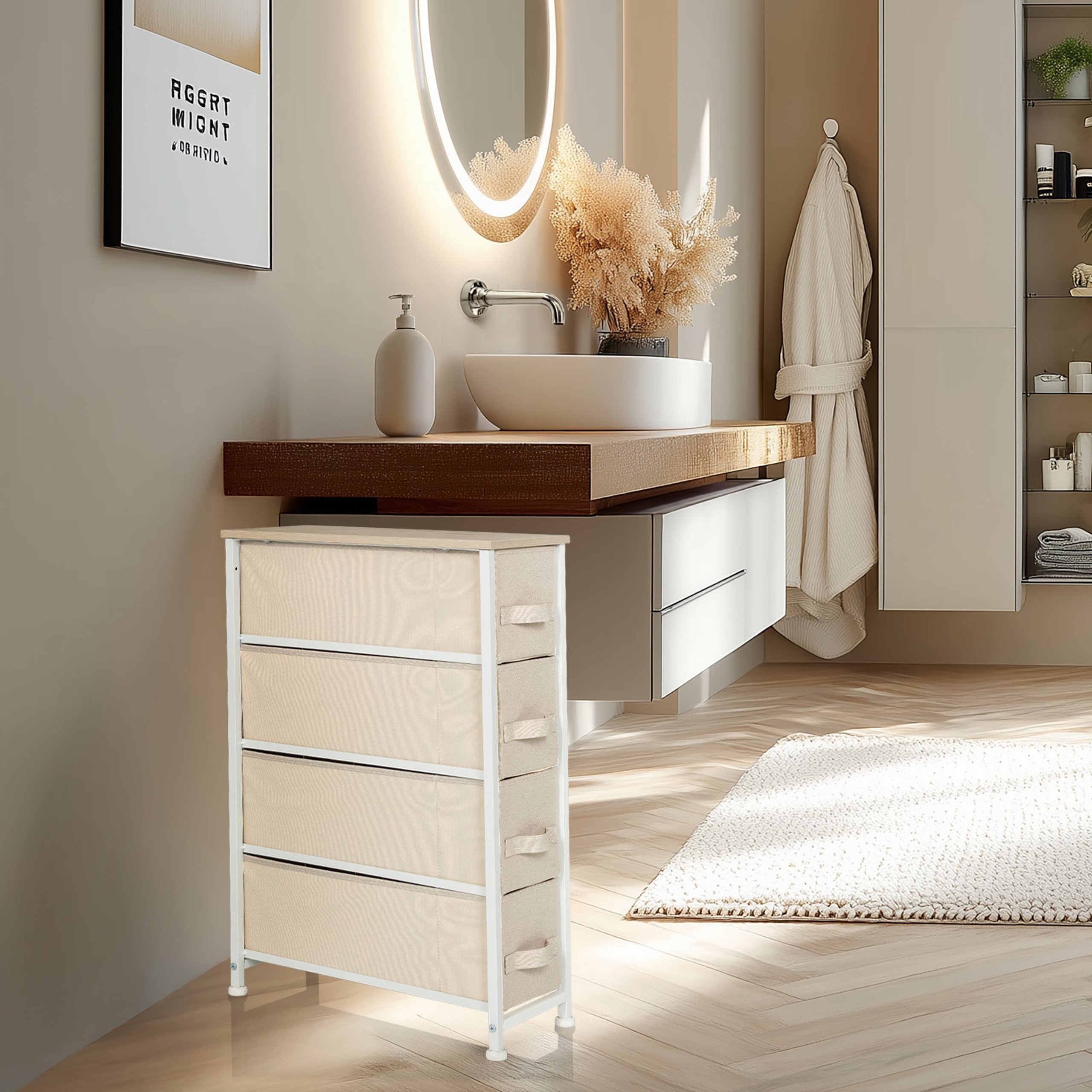 Badezimmer-Szene. Waschtisch mit Spiegel, Waschbecken und Dekoration. Davor steht ein Vier-Schubladen-Aufbewahrungsschrank. Helle Beige- und Holztöne.