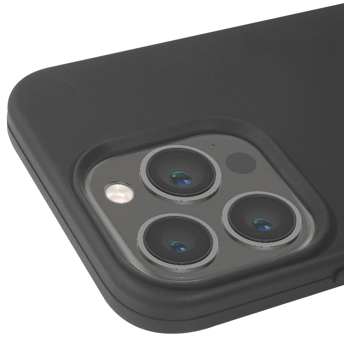 Primo piano di una custodia nera per telefono con tre obiettivi e un flash. Lo sfondo è bianco. La custodia ha una finitura opaca.