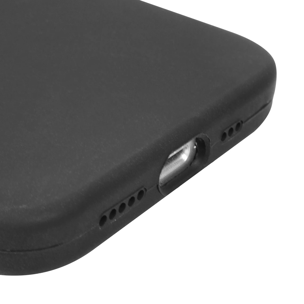 Primo piano di una custodia per telefono nera. Il bordo inferiore presenta una porta di ricarica, fori per altoparlanti e una superficie liscia e opaca.