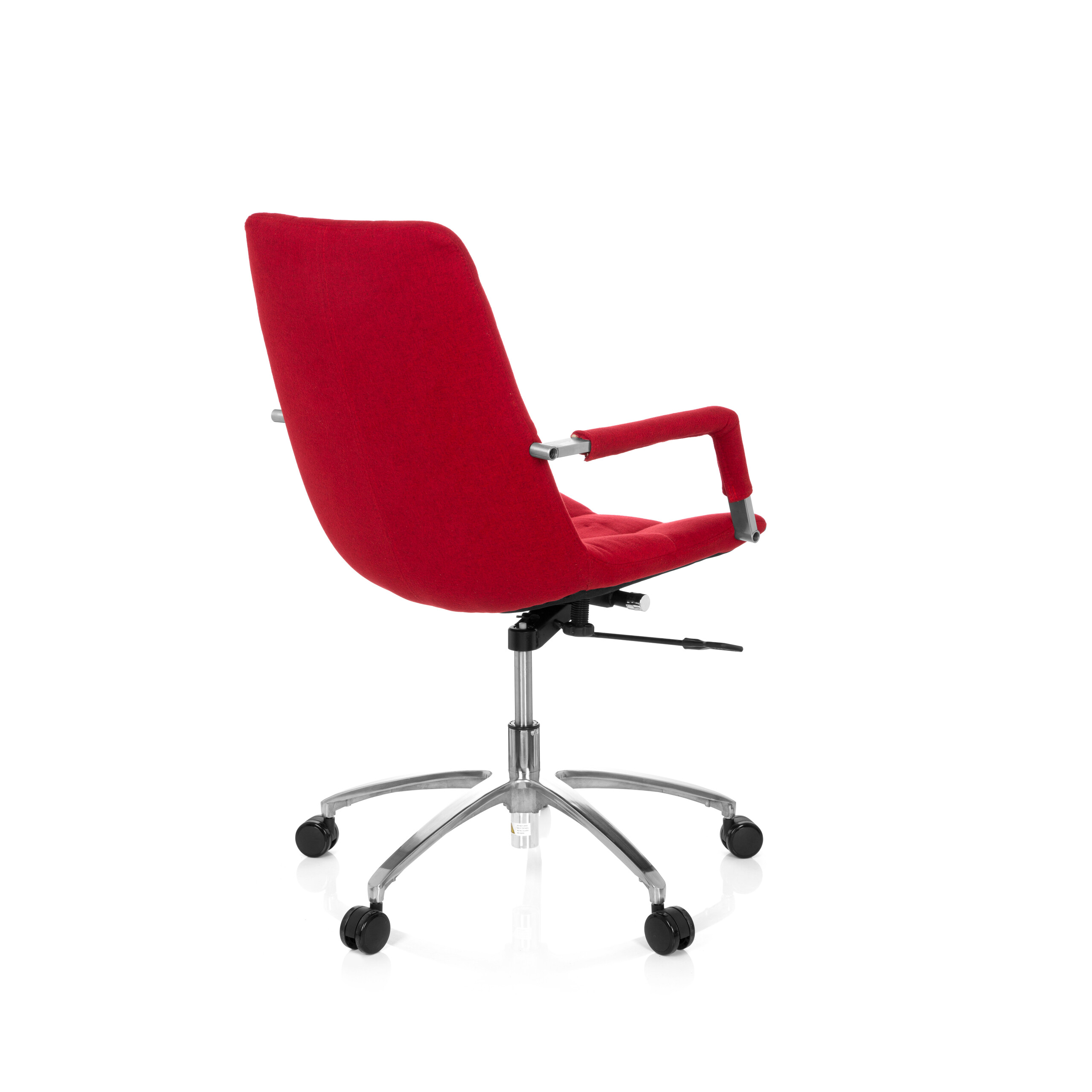 Ein roter Bürostuhl auf weißem Hintergrund. Der Stuhl hat eine geschwungene Rückenlehne, Armlehnen und ein Chromgestell mit Rollen.
