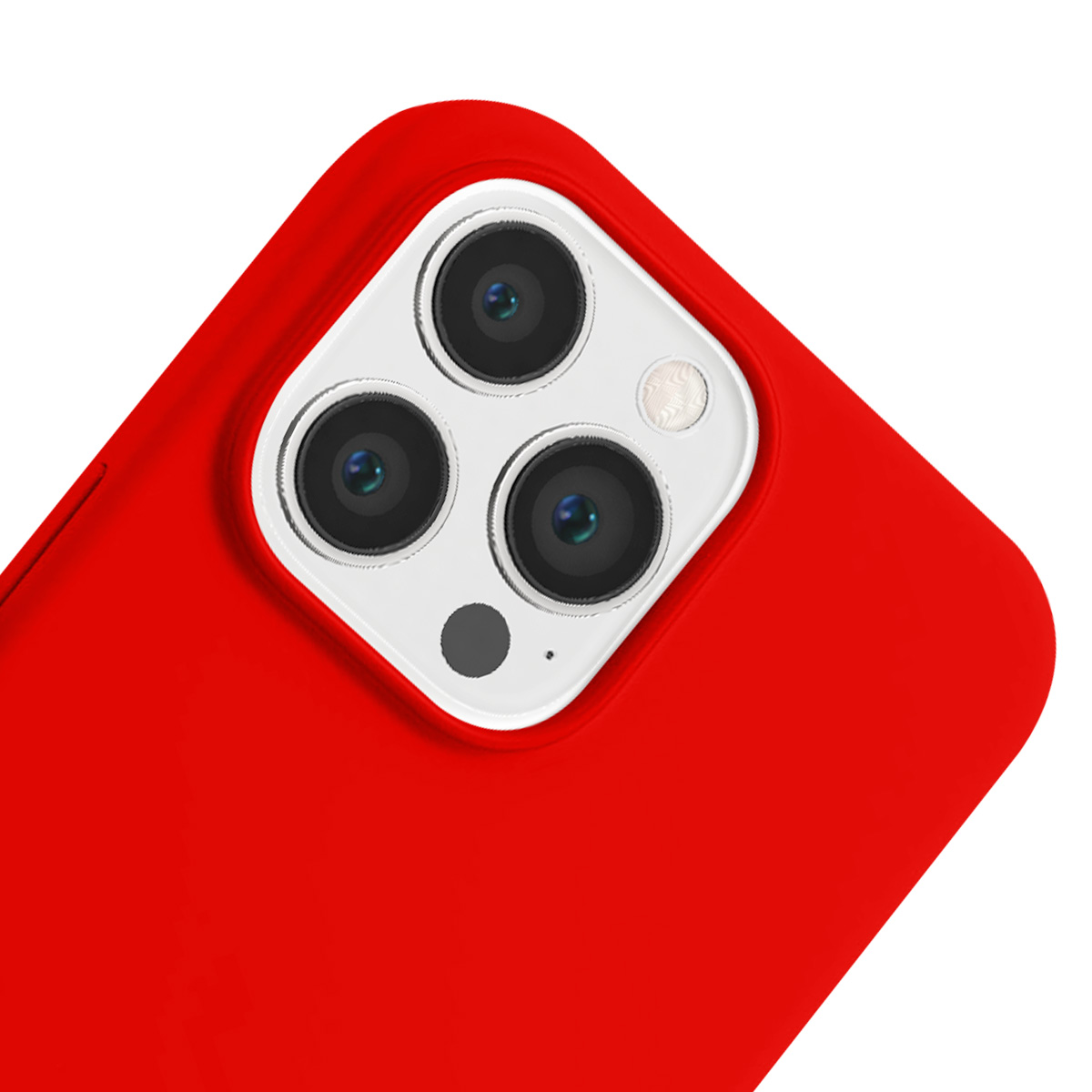 Primo piano di una custodia rossa per telefono con modulo fotocamera. Il modulo ha tre lenti e un flash su sfondo bianco.