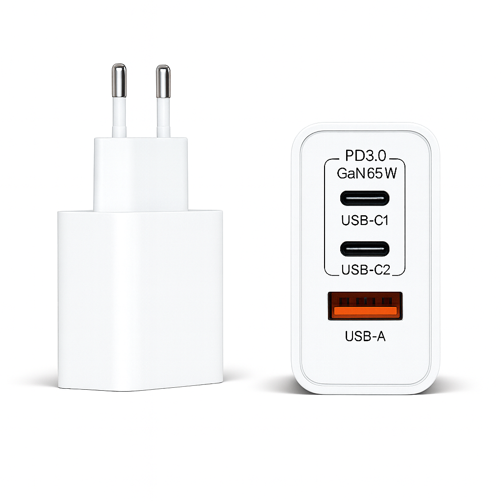 Weißes Ladegerät mit zwei Stiften neben einem weißen Ladeblock mit USB-Anschlüssen: USB-C1, USB-C2 und USB-A, beschriftet.