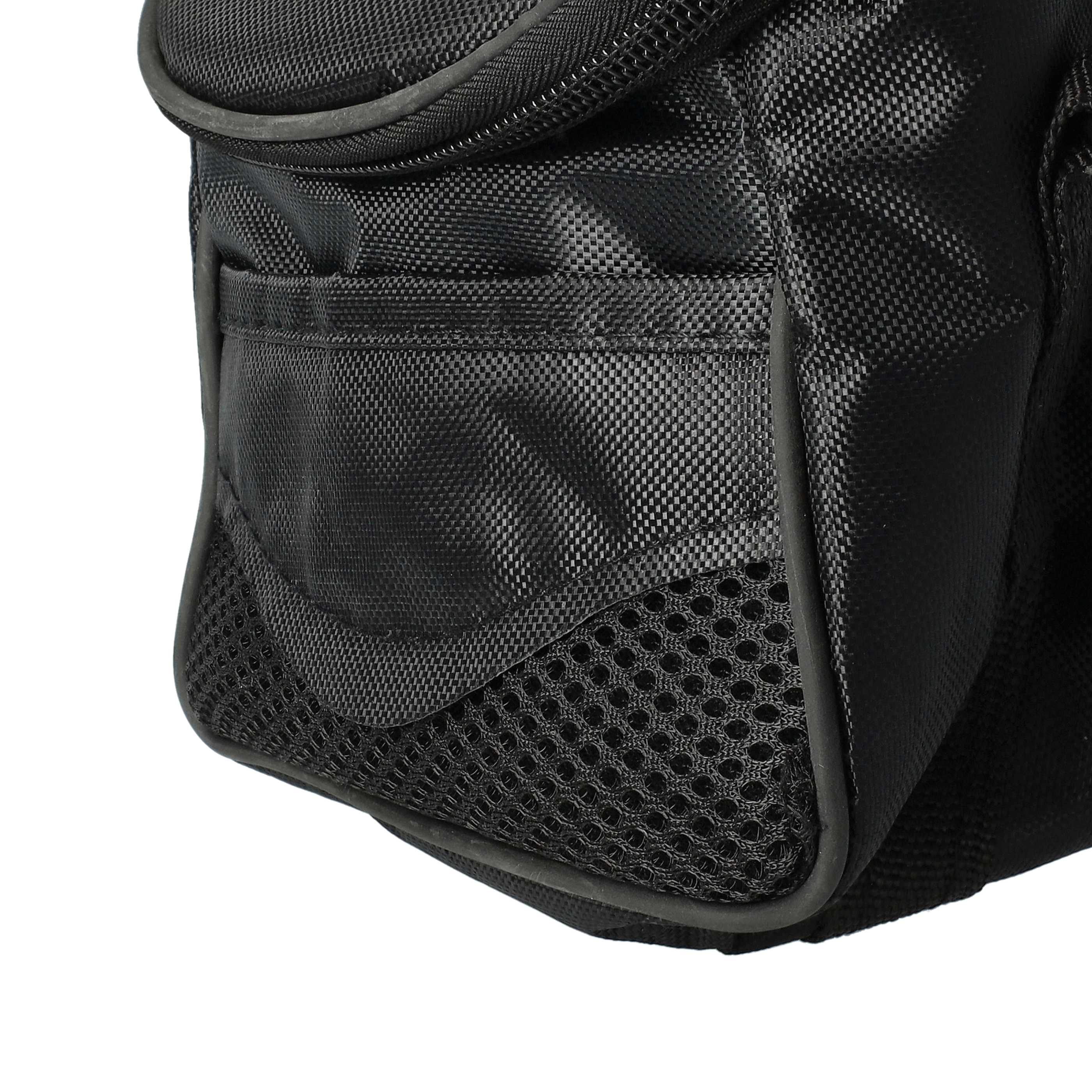 Nahaufnahme einer schwarzen Tasche mit Netztasche und strukturierter Oberfläche, vor weißem Hintergrund.