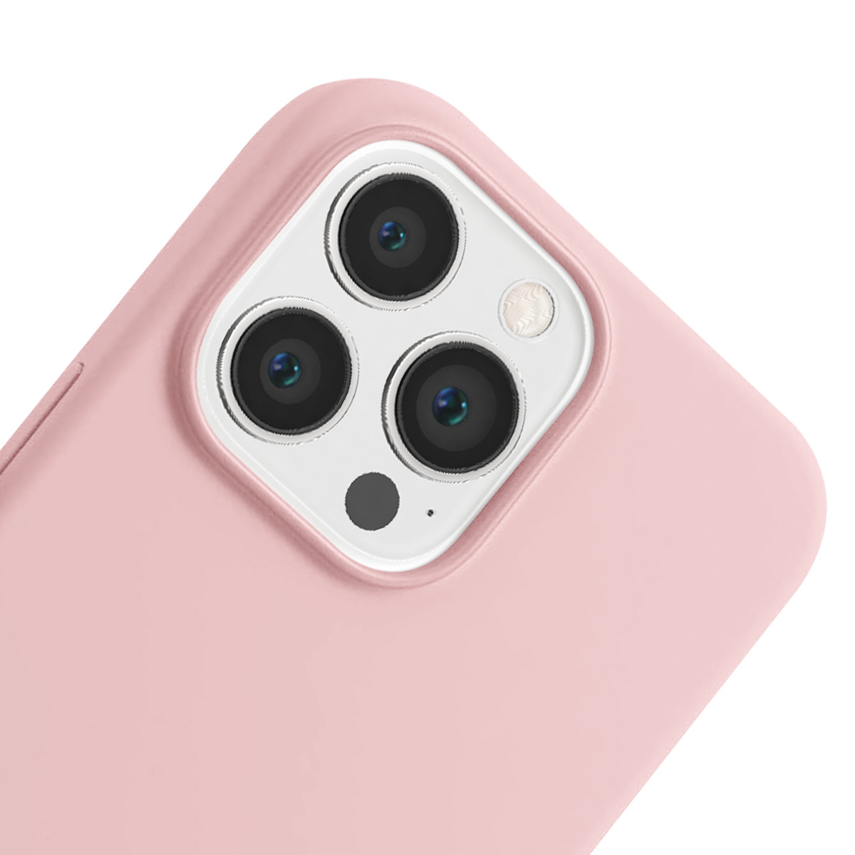Primo piano di una custodia per telefono rosa con tre lenti della fotocamera e un flash su sfondo bianco.