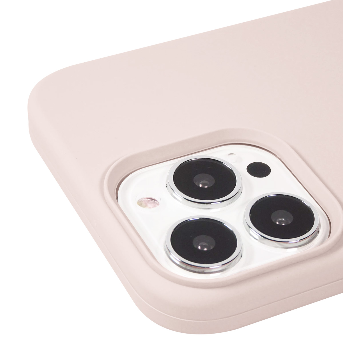 Primo piano di una custodia rosa per telefono con tre obiettivi e un flash. La custodia è rosa chiaro e lo sfondo è bianco.