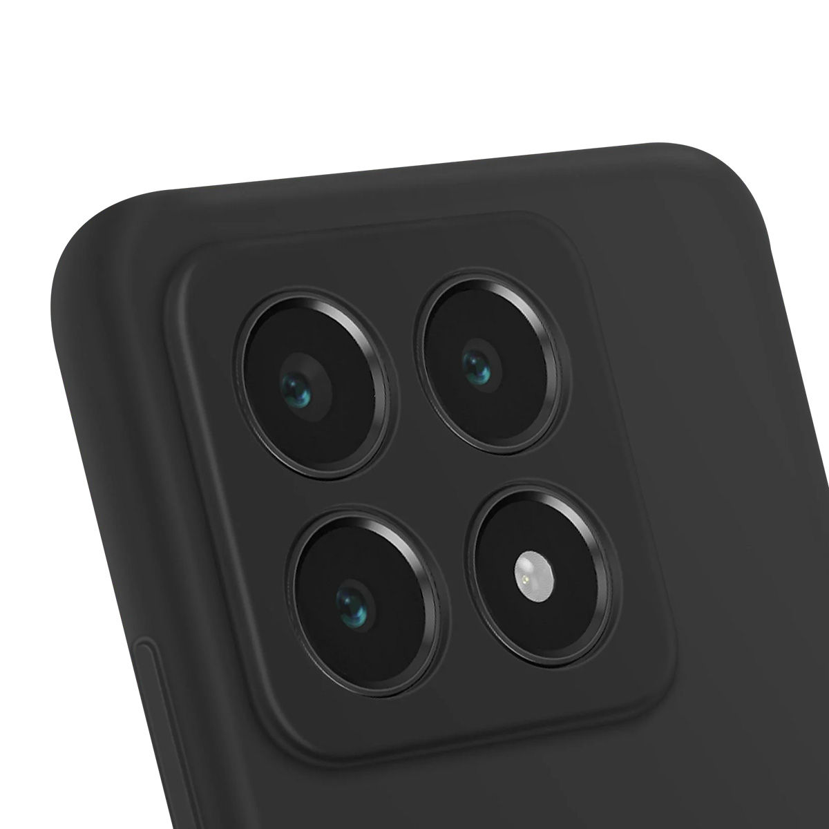 Primo piano del modulo fotocamera nero di uno smartphone. Ha quattro lenti. Il retro del telefono è nero.