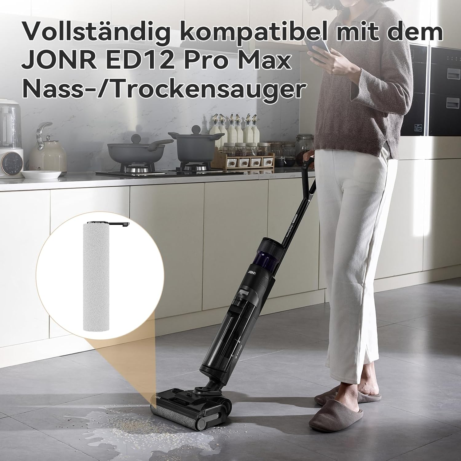 Eine Frau saugt einen Küchenboden mit einem Nass-/Trockensauger. Der Einsatz zeigt den Filter. Küchengeräte und Text im Hintergrund.