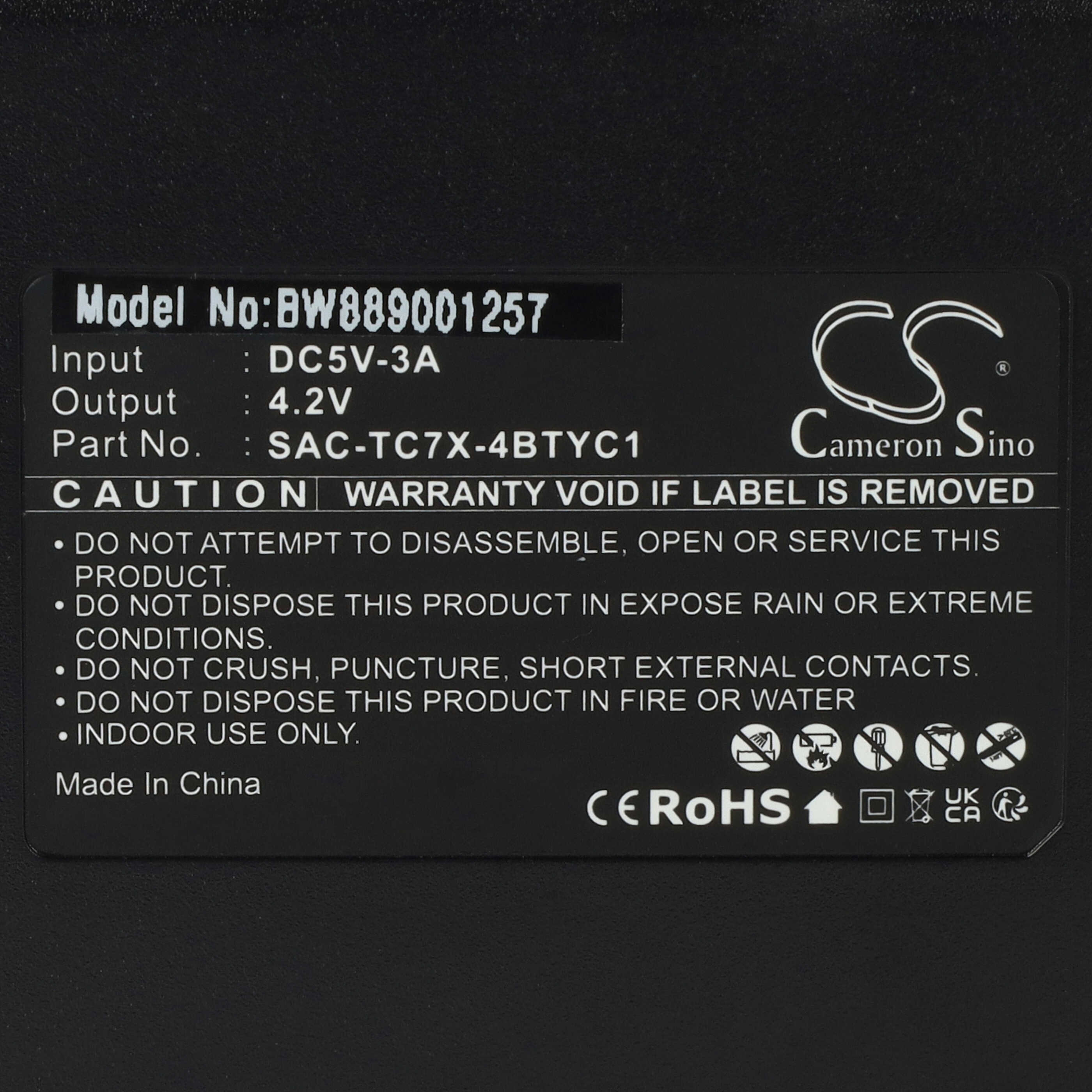 Schwarzes Batterielabel mit weißem Text. Informationen umfassen Modellnummer, Eingang, Ausgang, Teilenummer und Sicherheitshinweise.