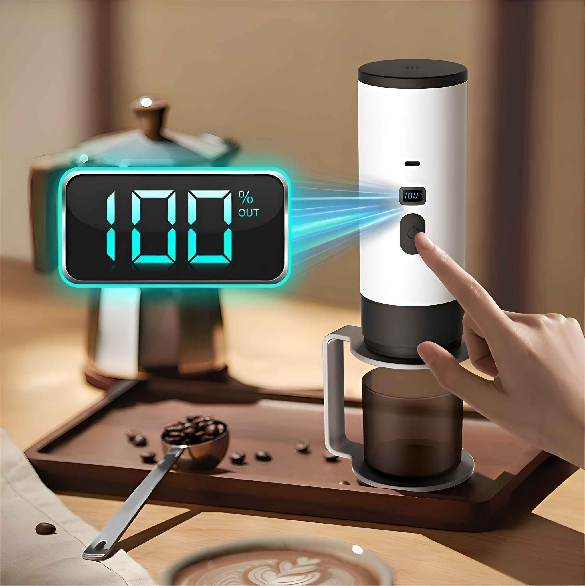 Eine Kaffeemaschine zeigt 100% auf einem Bildschirm an. Eine Hand drückt eine Taste. Kaffeebohnen und ein Löffel liegen auf einem Tablett.