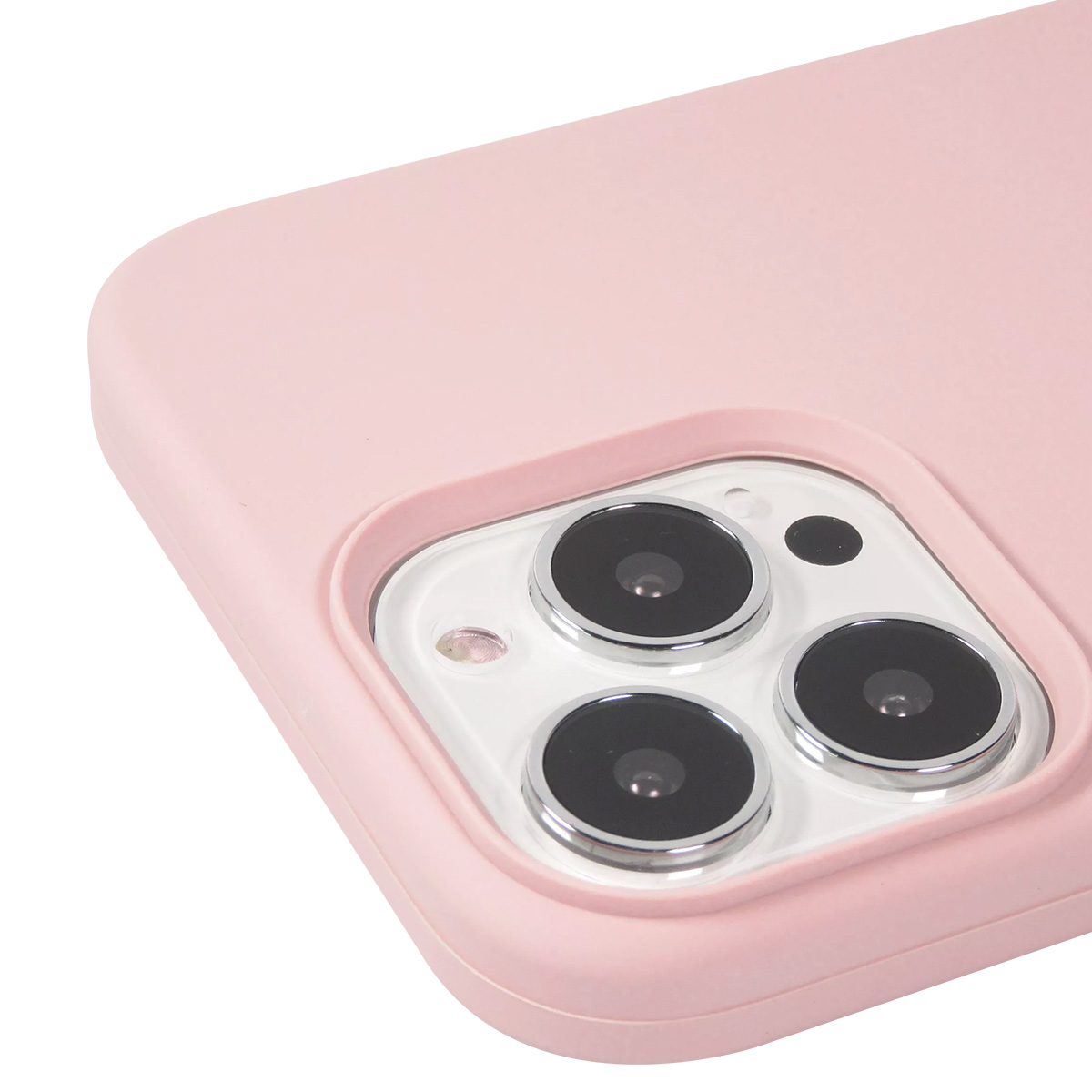 Primo piano di una custodia rosa per telefono con tre obiettivi e un flash. Sfondo bianco.