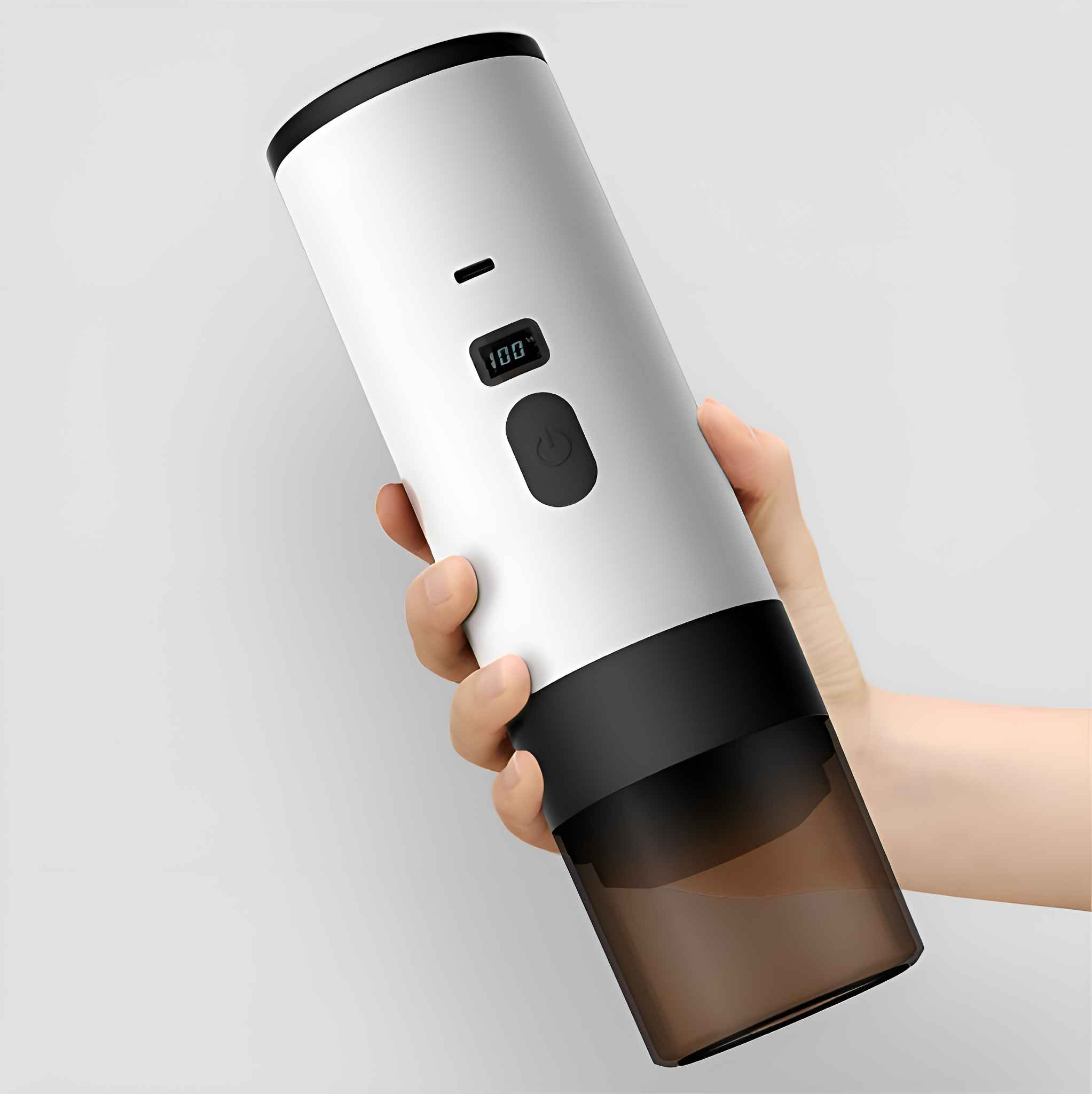 Ein weißer und schwarzer elektrischer Kaffeemühle, die von einer Hand gehalten wird. Es hat eine Digitalanzeige mit 100%.