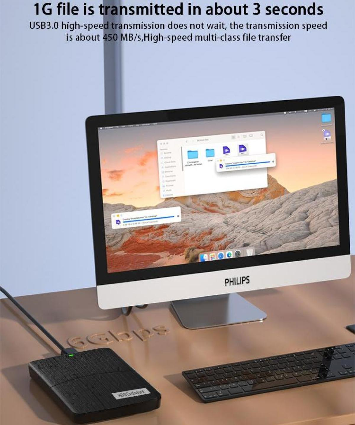 Ein Computer-Setup mit einem Monitor, der Dateien anzeigt, einer Tastatur und einer externen Festplatte. Text weist auf schnelle Dateiübertragungsgeschwindigkeiten hin.