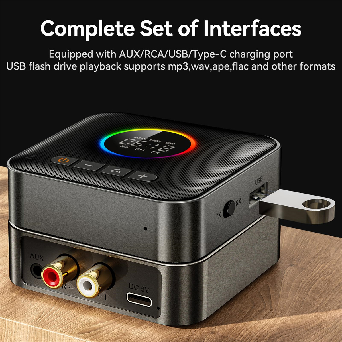 Ein schwarzes Audiogerät mit mehreren Anschlüssen und einem eingesteckten USB-Laufwerk. Es hat ein digitales Display und Bedienelemente oben.