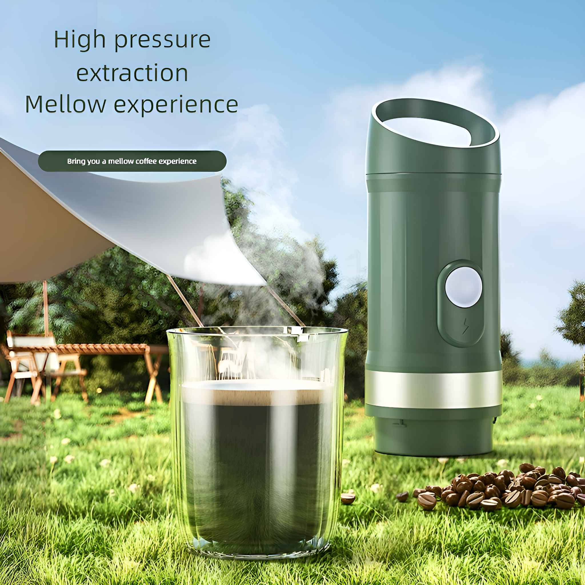 Grüner Kaffeezubereiter mit Dampf, der in ein Kaffeeglas gießt, Outdoor-Einstellung mit Gras, Bohnen und einem hellblauen Himmel.