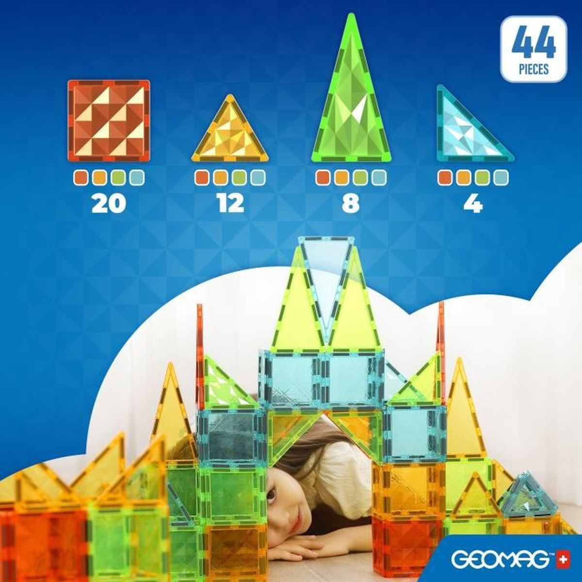 Ein Kind spielt mit bunten magnetischen Bausteinen. Das Set enthält Dreiecke, Quadrate und andere Formen. Der Hintergrund ist blau.
