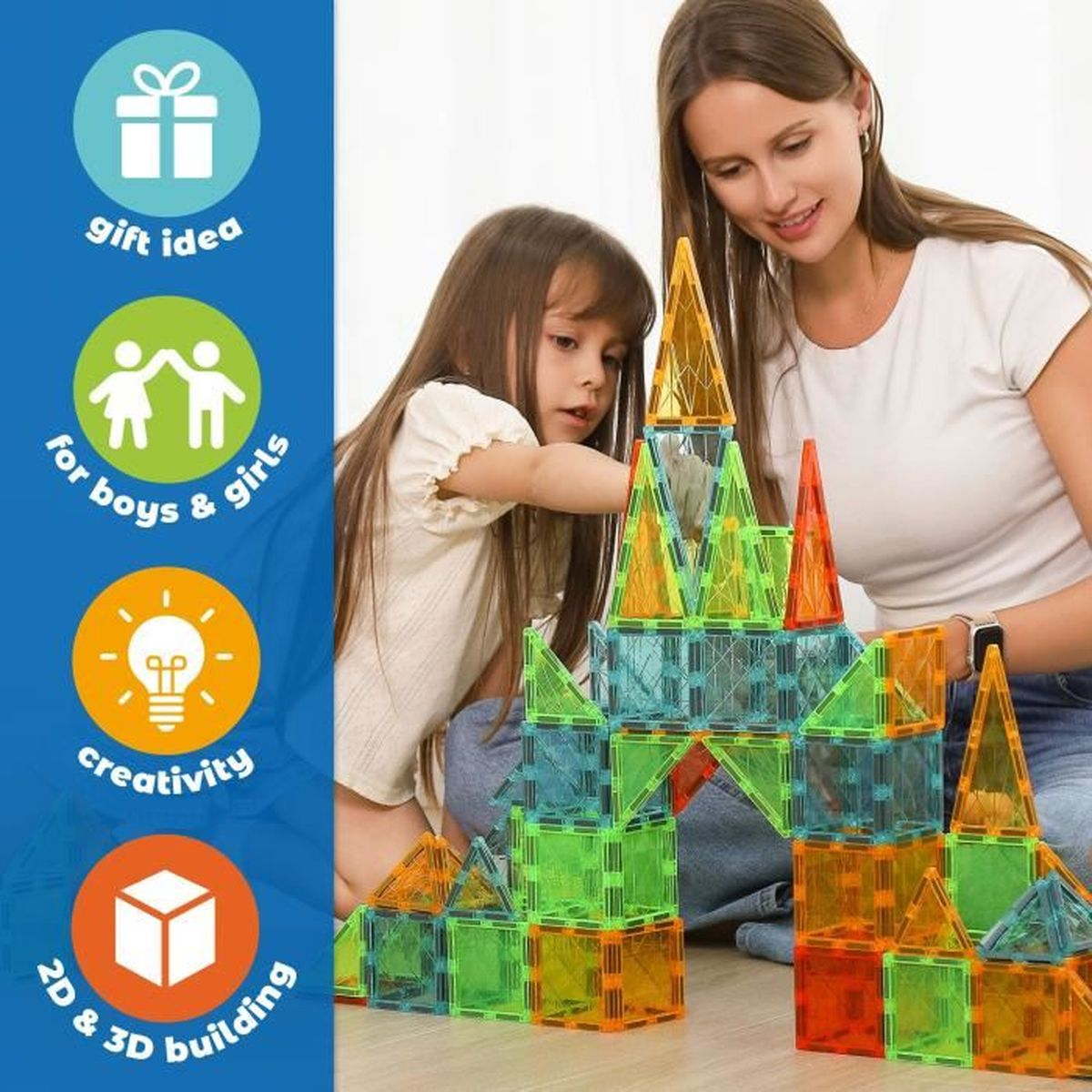 Eine Frau und ein Mädchen bauen mit bunten Magnetblöcken. Die Blöcke bilden eine burgähnliche Struktur. Geschenkidee, für Jungen & Mädchen, Kreativität, 2D & 3D Gebäude.