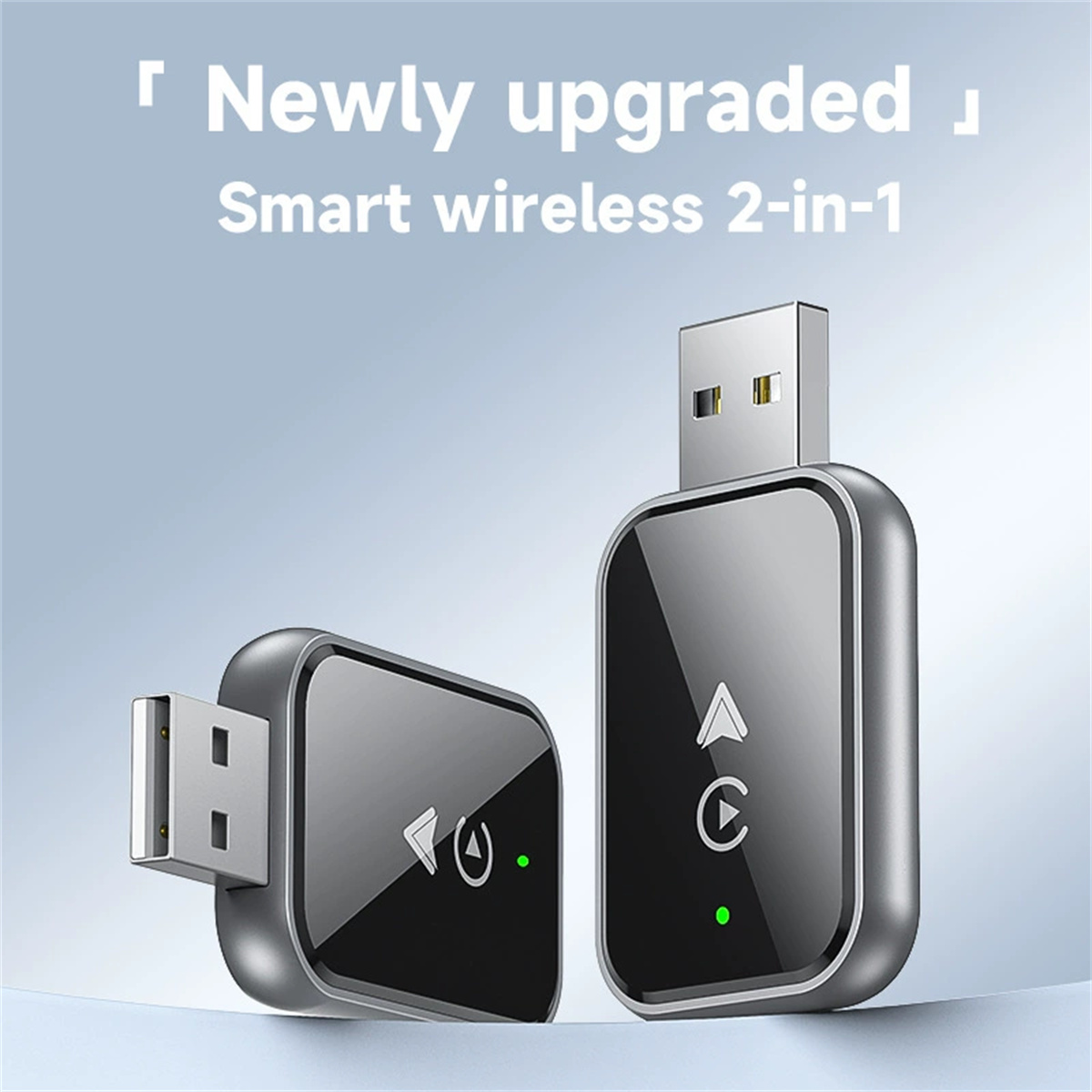 Zwei silberne und schwarze 2-in-1-Smart-Wireless-Geräte mit USB-Anschlüssen vor blauem Hintergrund.