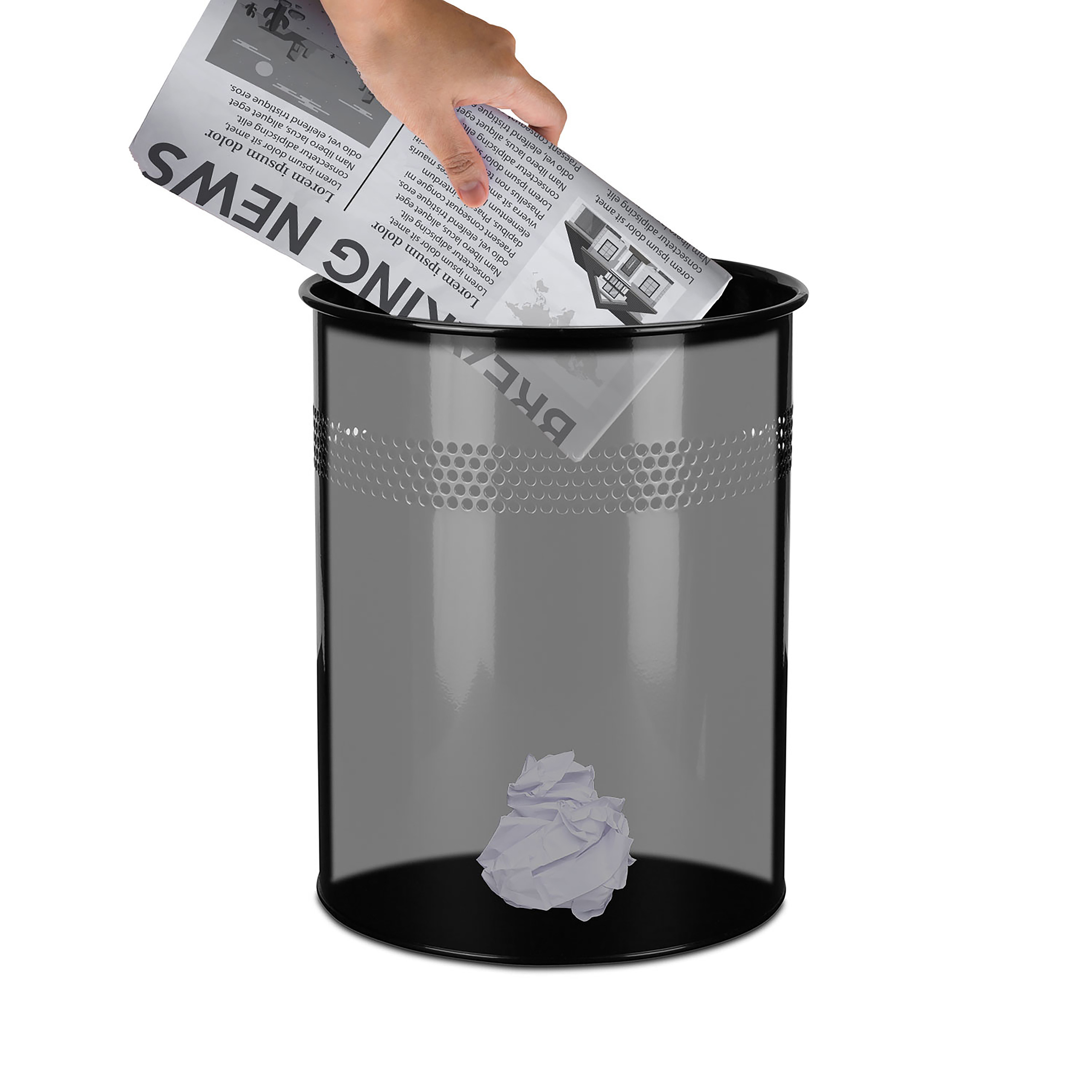 Eine Hand wirft eine Zeitung in einen schwarzen Mülleimer. Ein zerknitterter Papierball liegt am Boden.