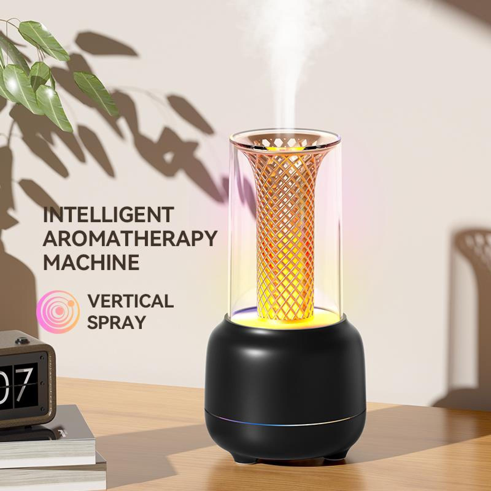 Ein schwarzes Aromatherapiegerät mit Glaseinfassung. Es hat einen goldenen Innenraum und einen Dampfeffekt. Das Bild zeigt auch eine Uhr und Blätter.
