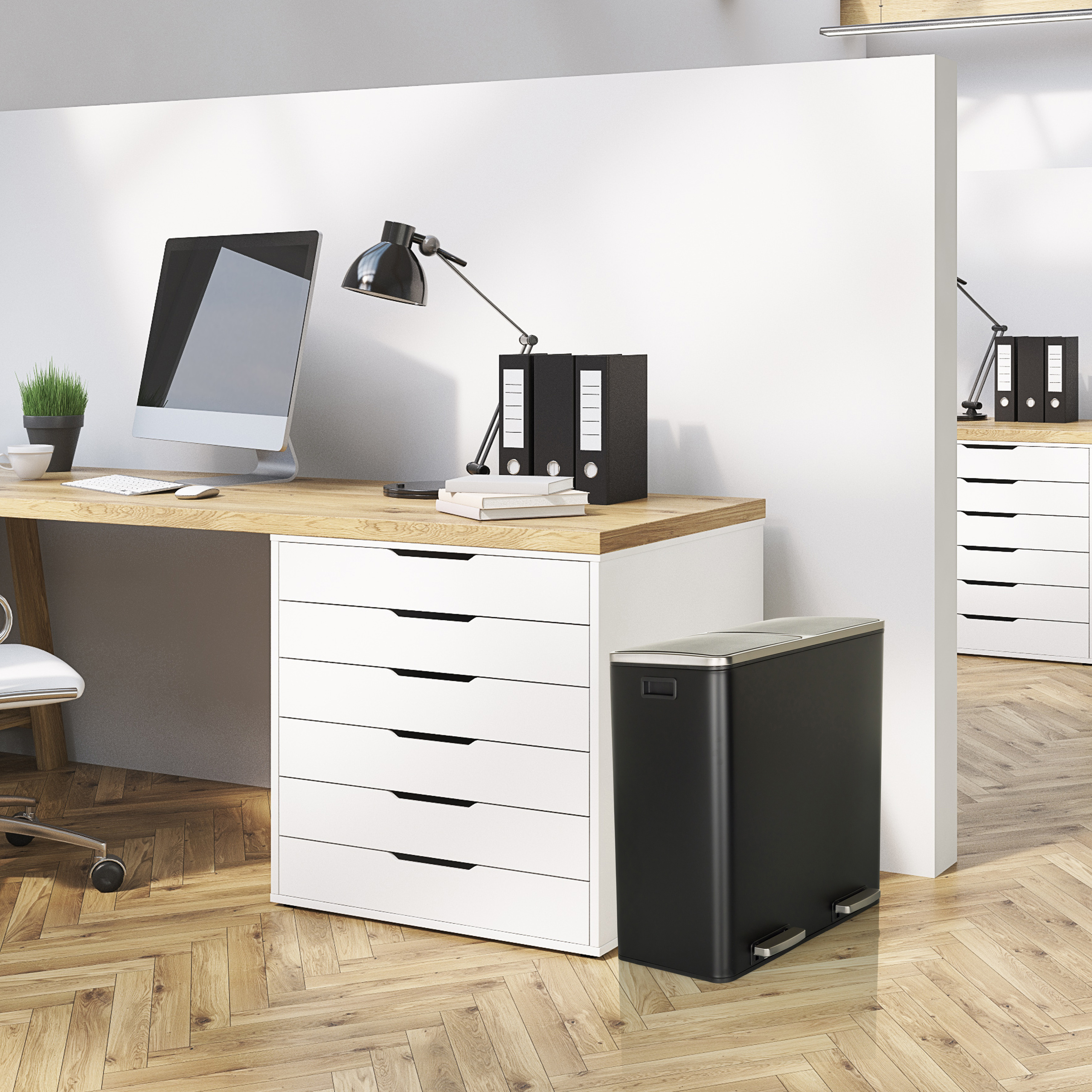 Büroumgebung mit Schreibtisch, Computer, Lampe, Aktenschrank und Mülleimer. Holzboden und weiße Wände sind ebenfalls sichtbar.